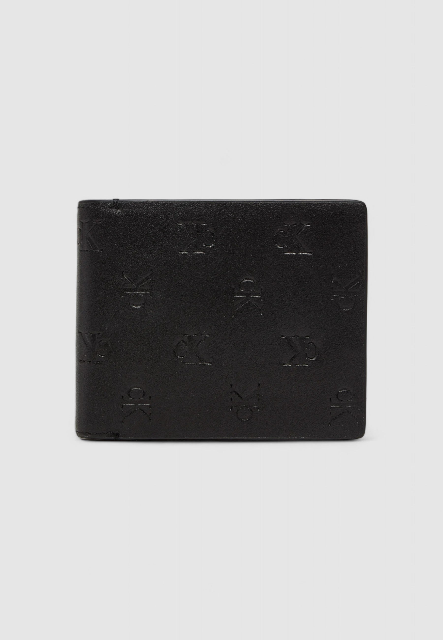 Portafoglio senza portamonete Calvin Klein Jeans AOP EMBOSS BIFOLD