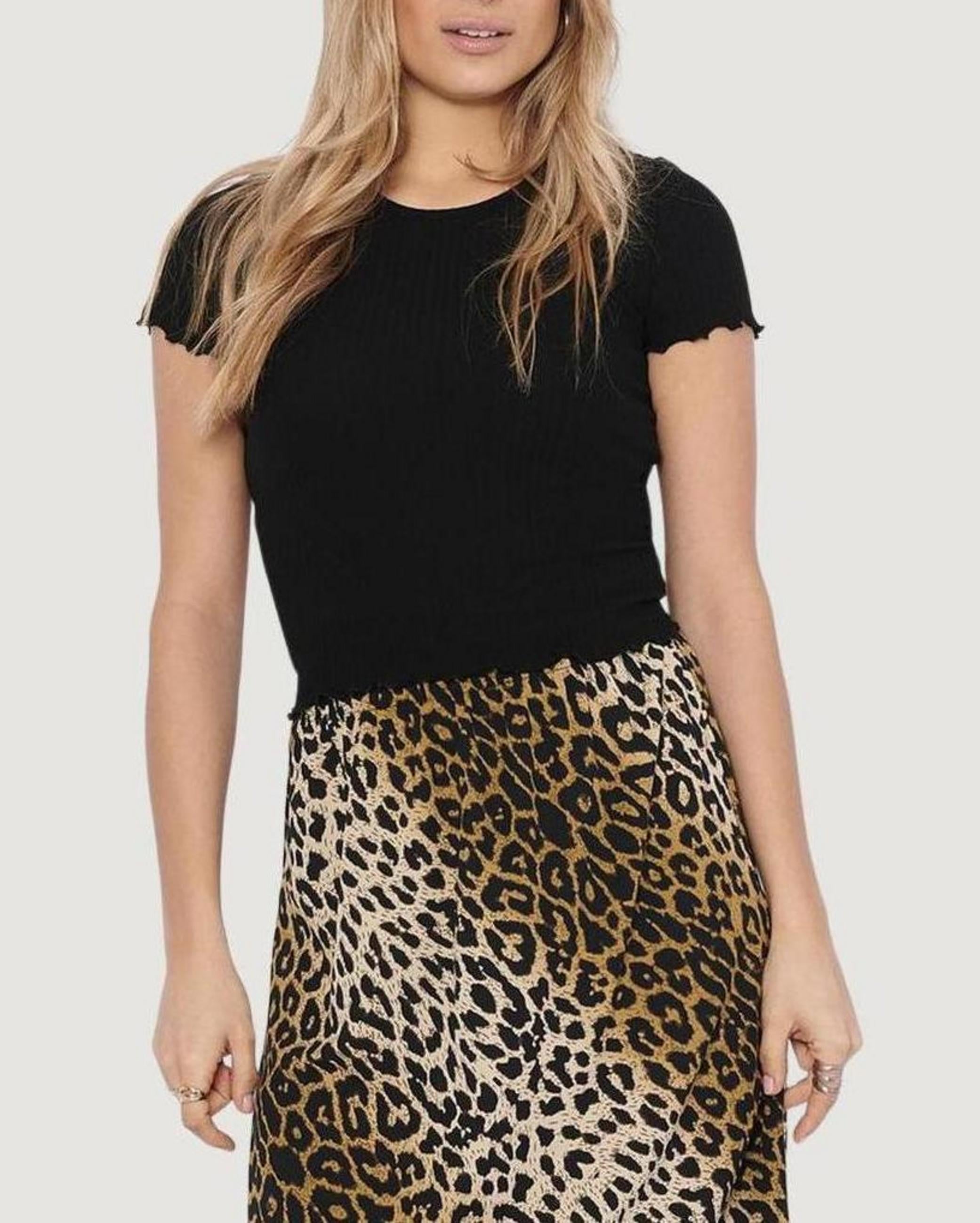 T-shirts Only ONLEMMA S/S SHORT TOP NOOS JRS