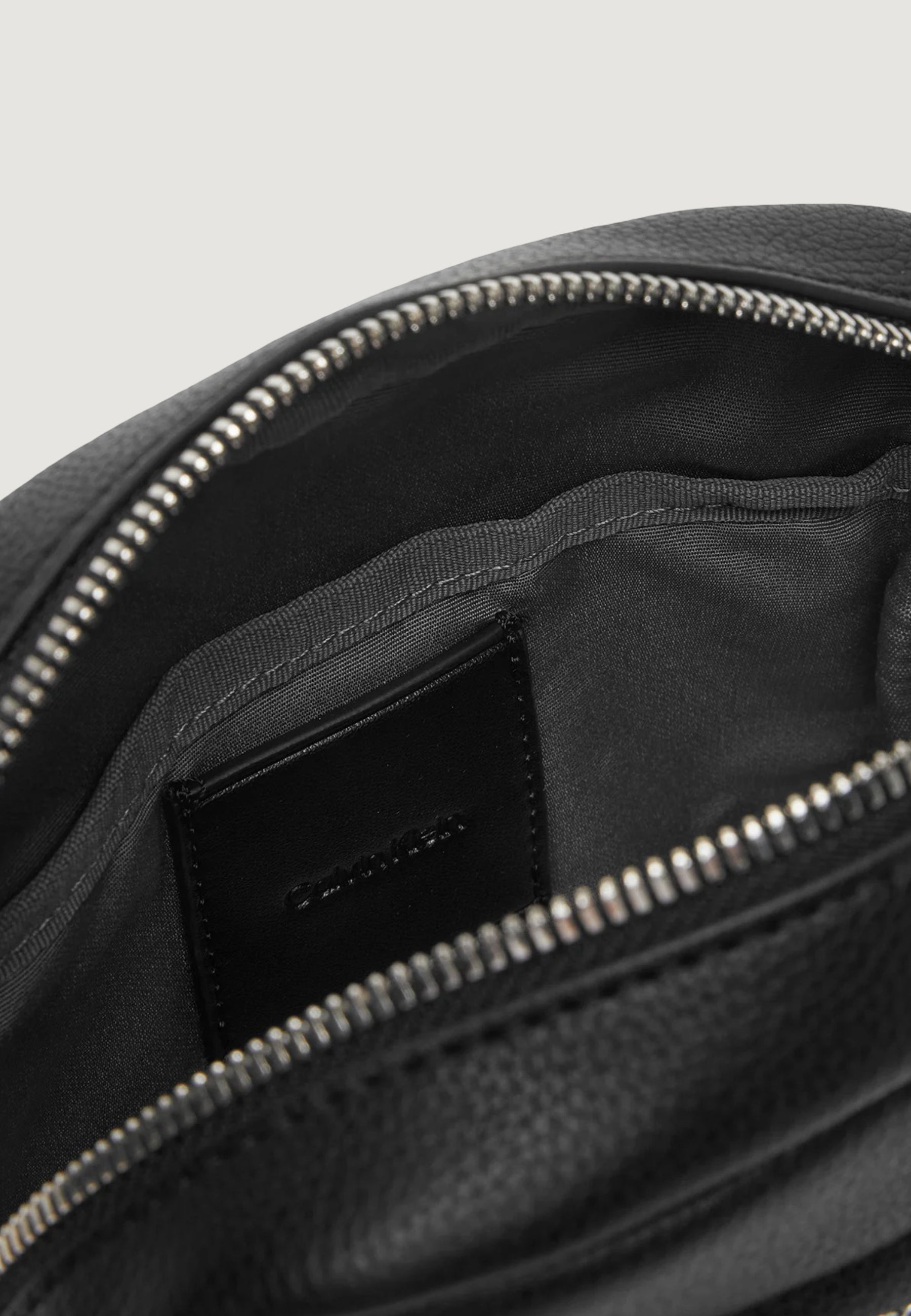 Tracolla Calvin Klein EMBLEM AOP EMBOSS REPORTER