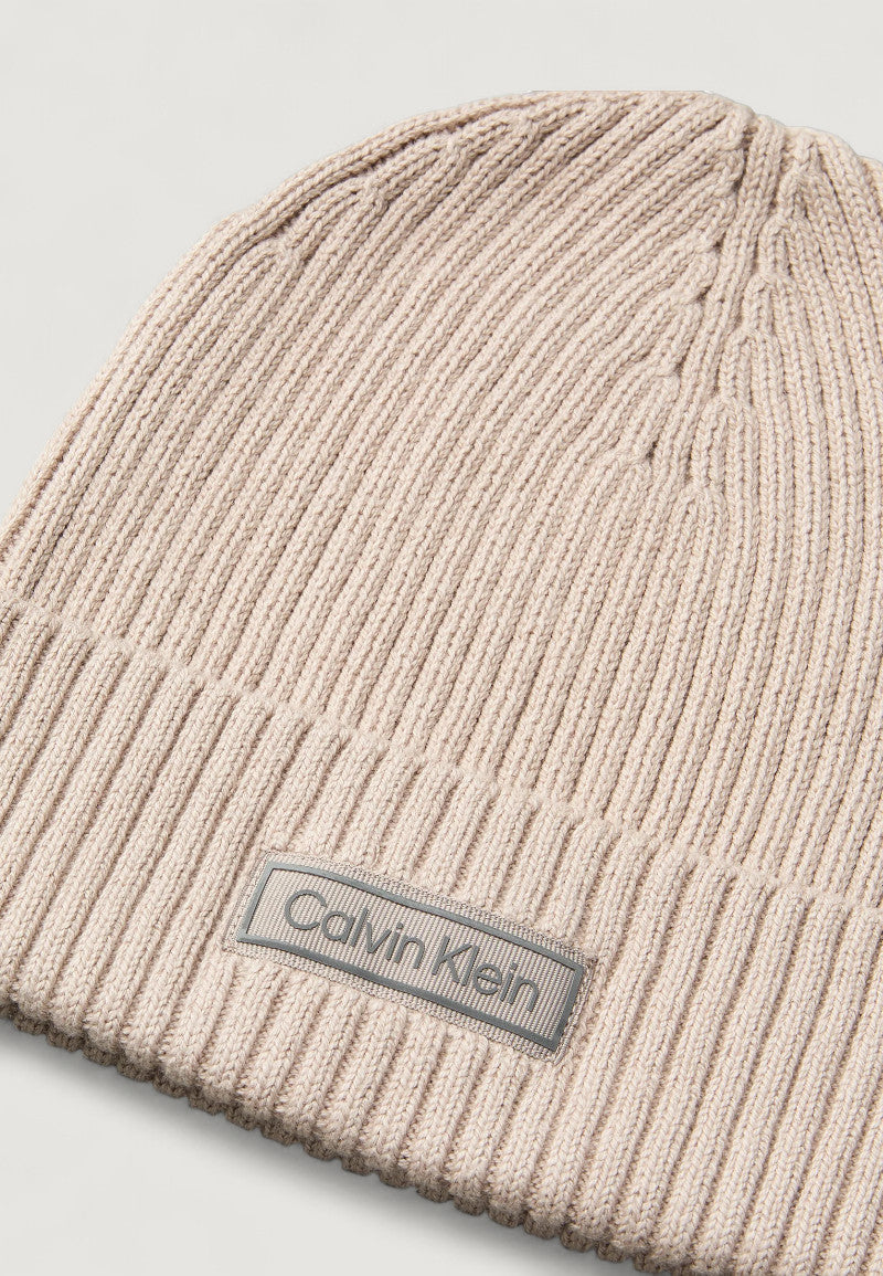 Cap Calvin Klein PATCH CHUNKY RIB COTTON BEANIE