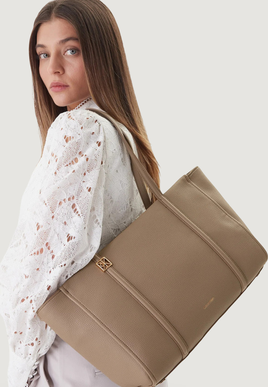 Borsa Calvin Klein EMBLEM HW PEBBLE TOTE