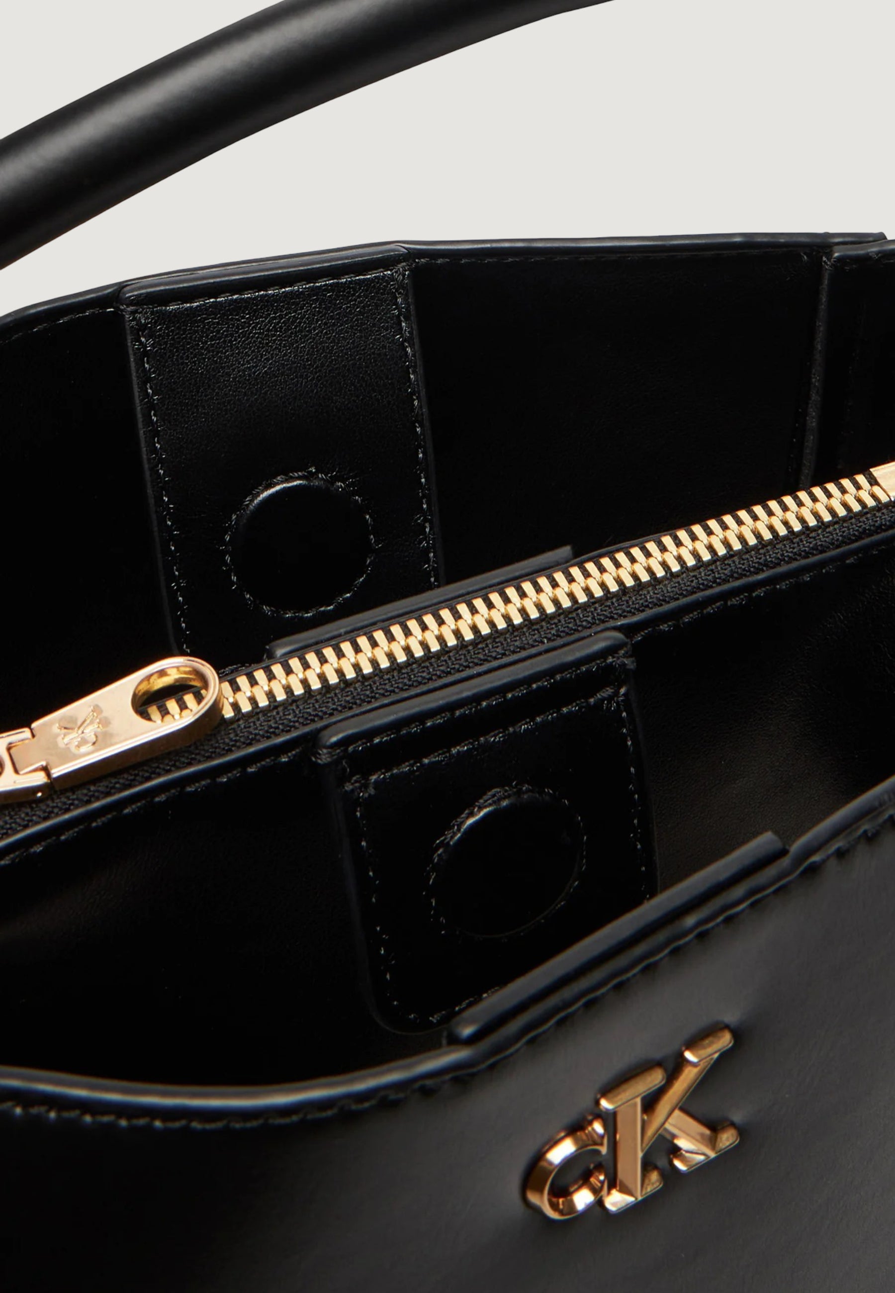 Borsa Calvin Klein CK BUCKET WITH STRAP