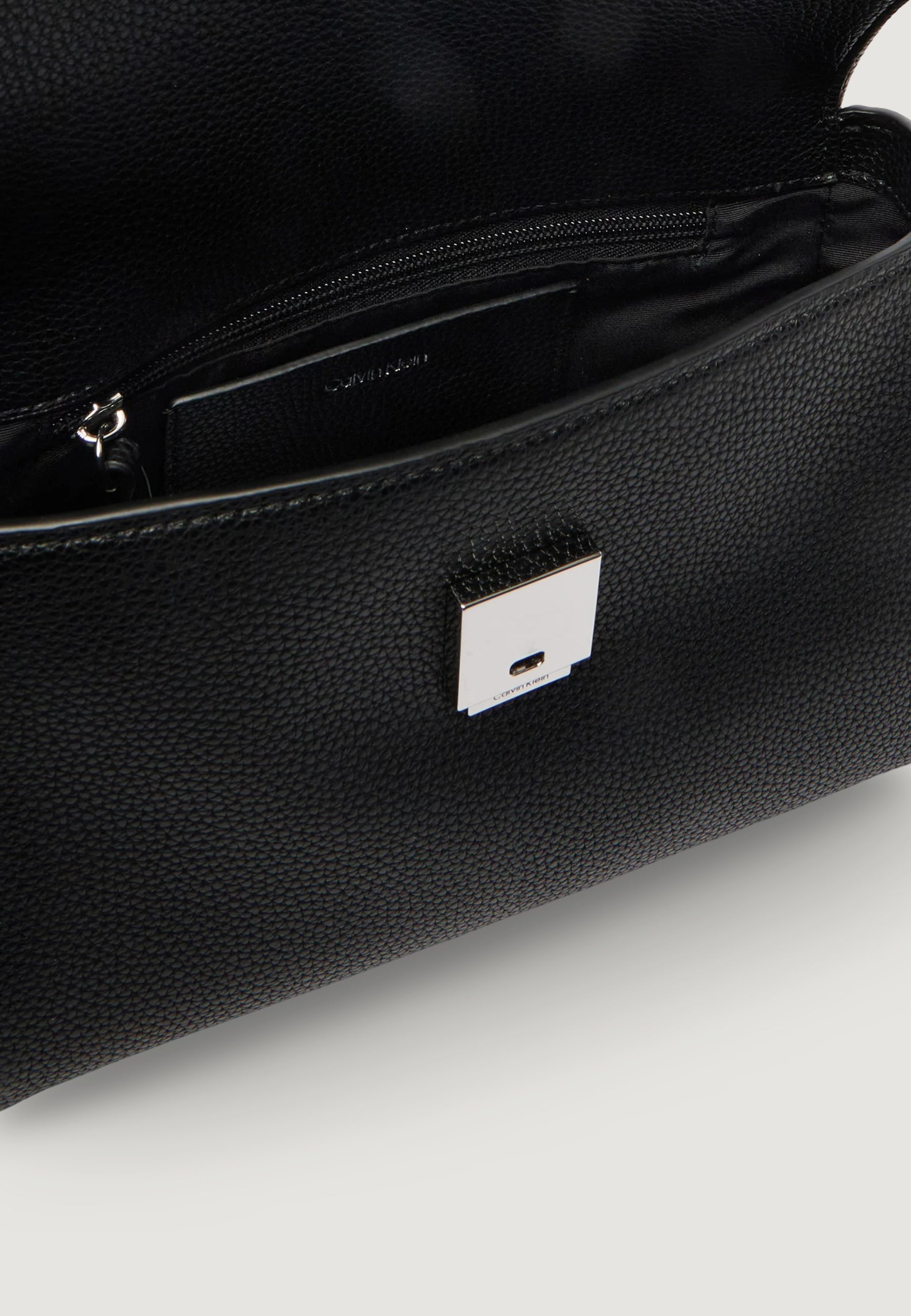 Borsa Calvin Klein EMBLEM HW PEBBLE SHOULDER  25