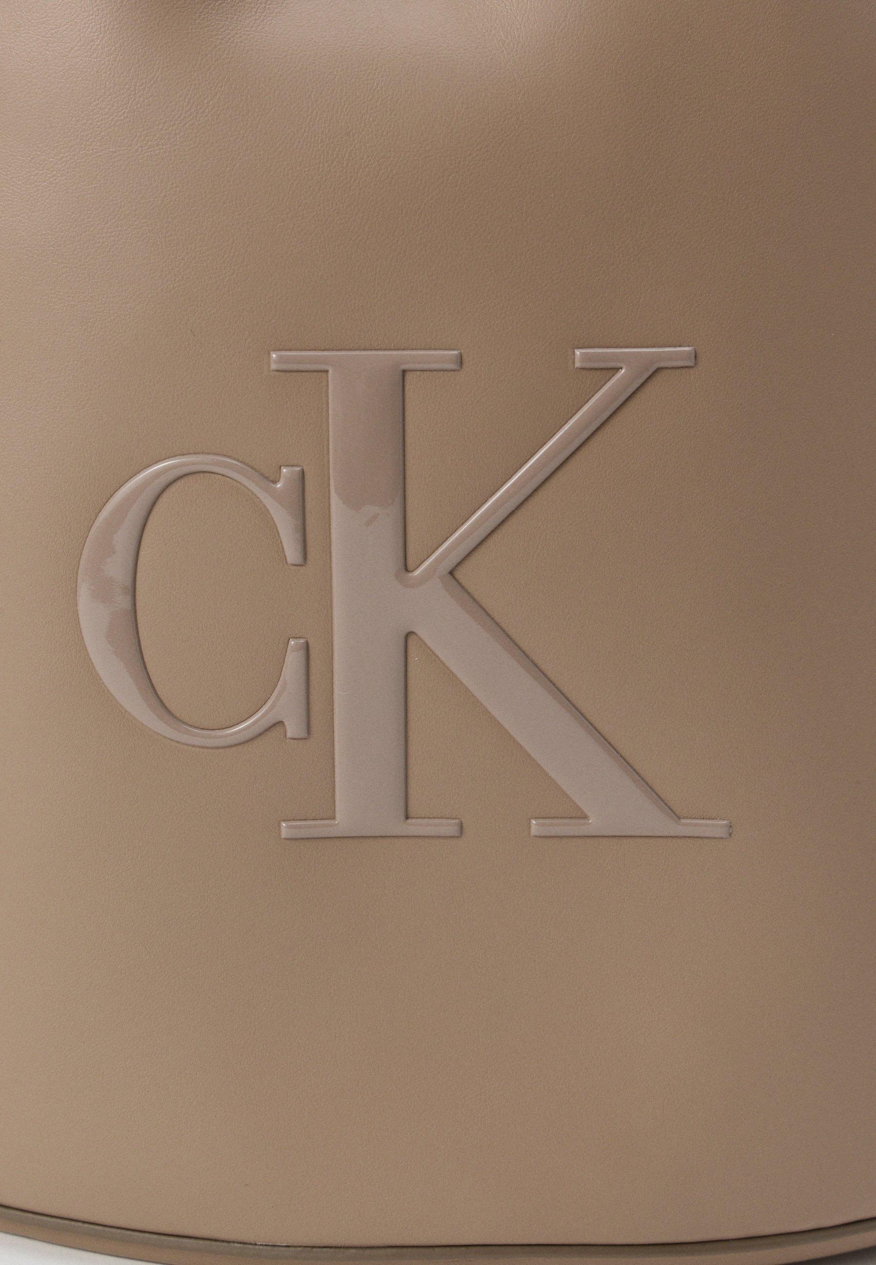 Borsa Calvin Klein RAISED CK LARGE BUCKET