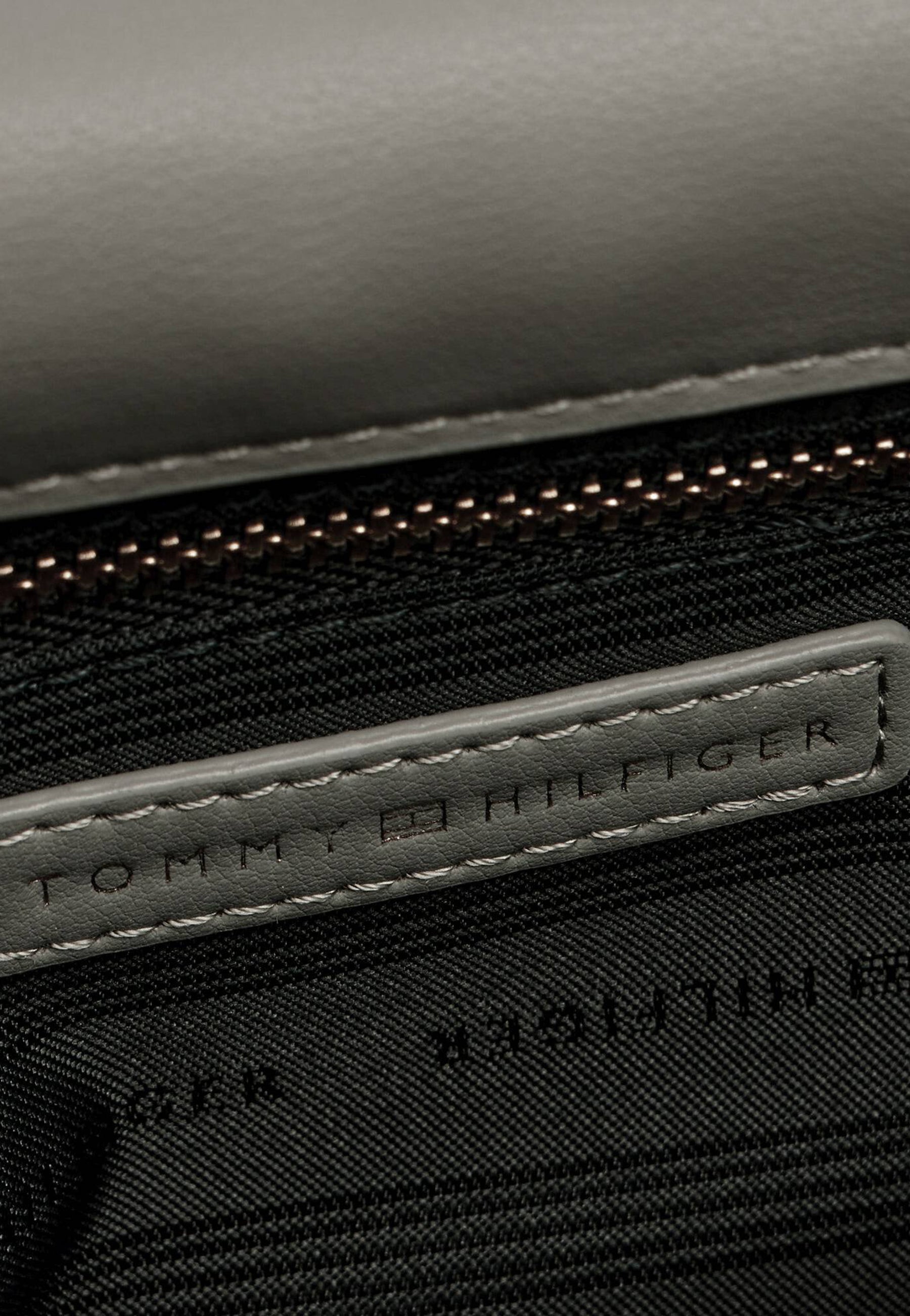 Borsa Tommy Hilfiger TH MODERN ESS SHOULDER BAG