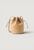 Borsa Calvin Klein BOLD CK SMALL BUCKET BAG