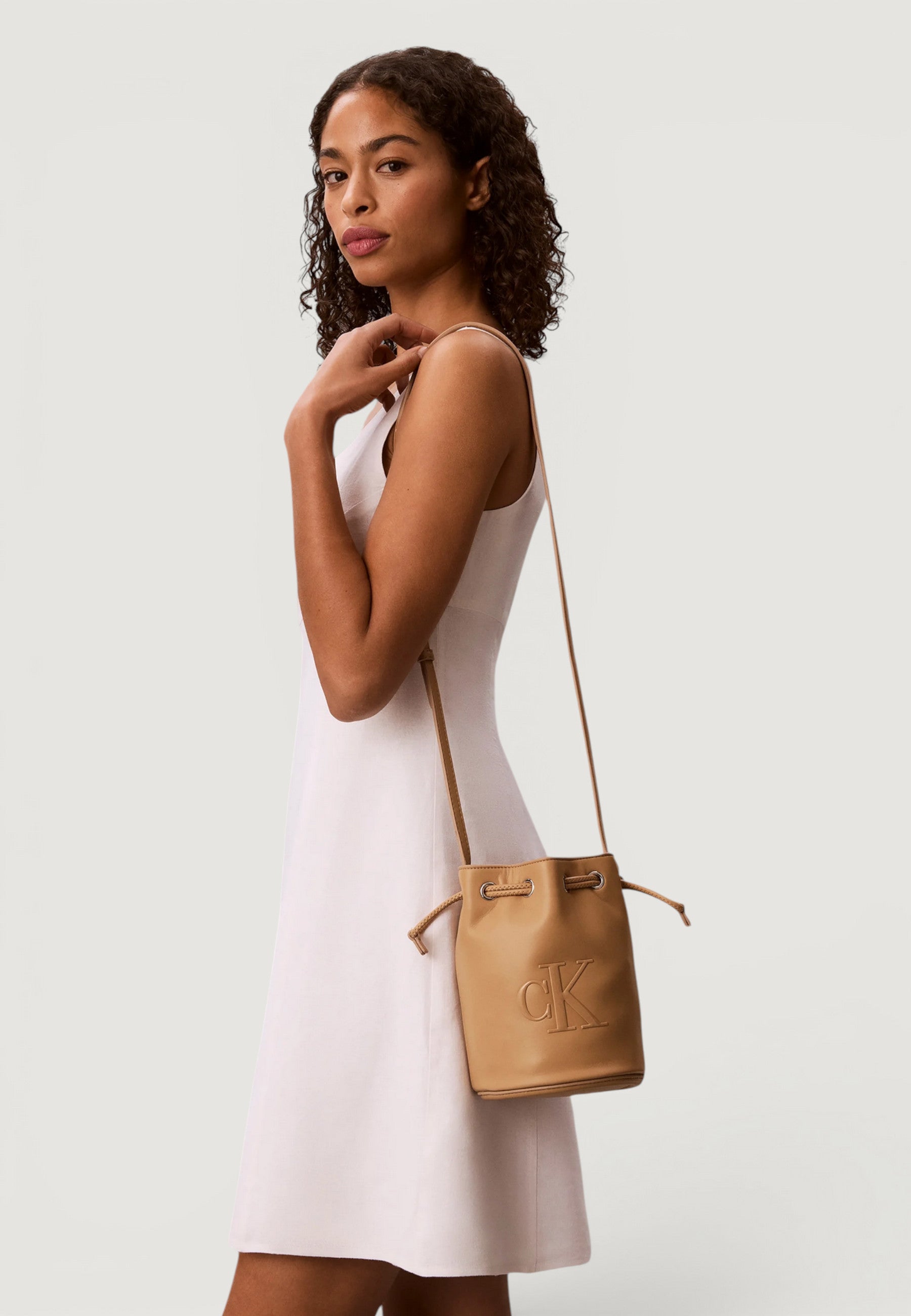 Borsa Calvin Klein BOLD CK SMALL BUCKET BAG