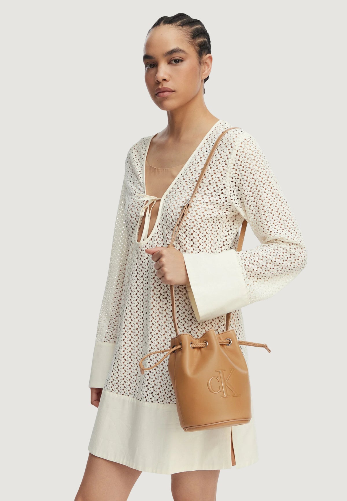 Borsa Calvin Klein BOLD CK SMALL BUCKET BAG