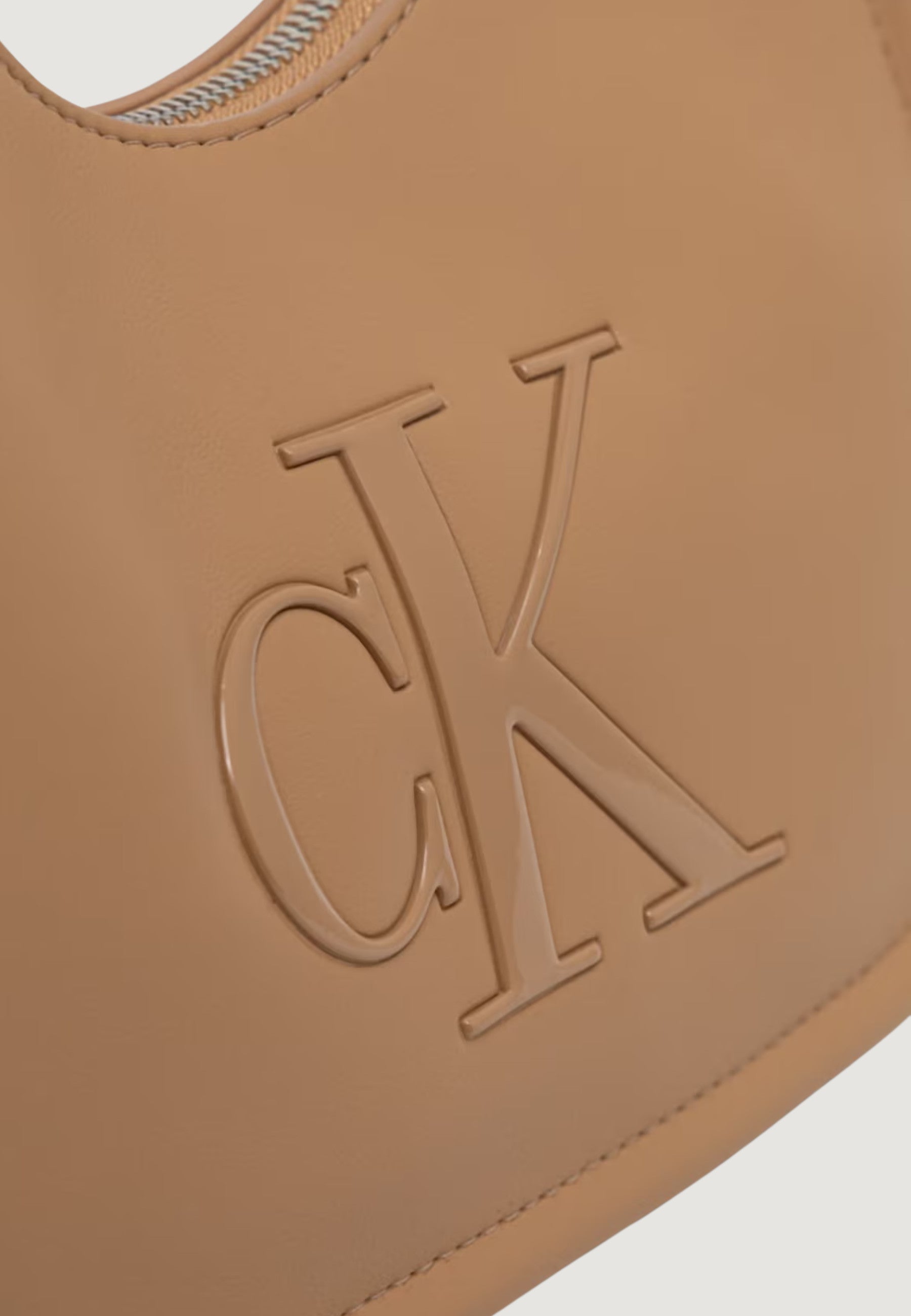 Borsa Calvin Klein BOLD CK SMALL CRESCENT BAG
