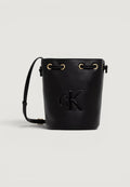 Borsa Calvin Klein BOLD CK SMALL BUCKET BAG