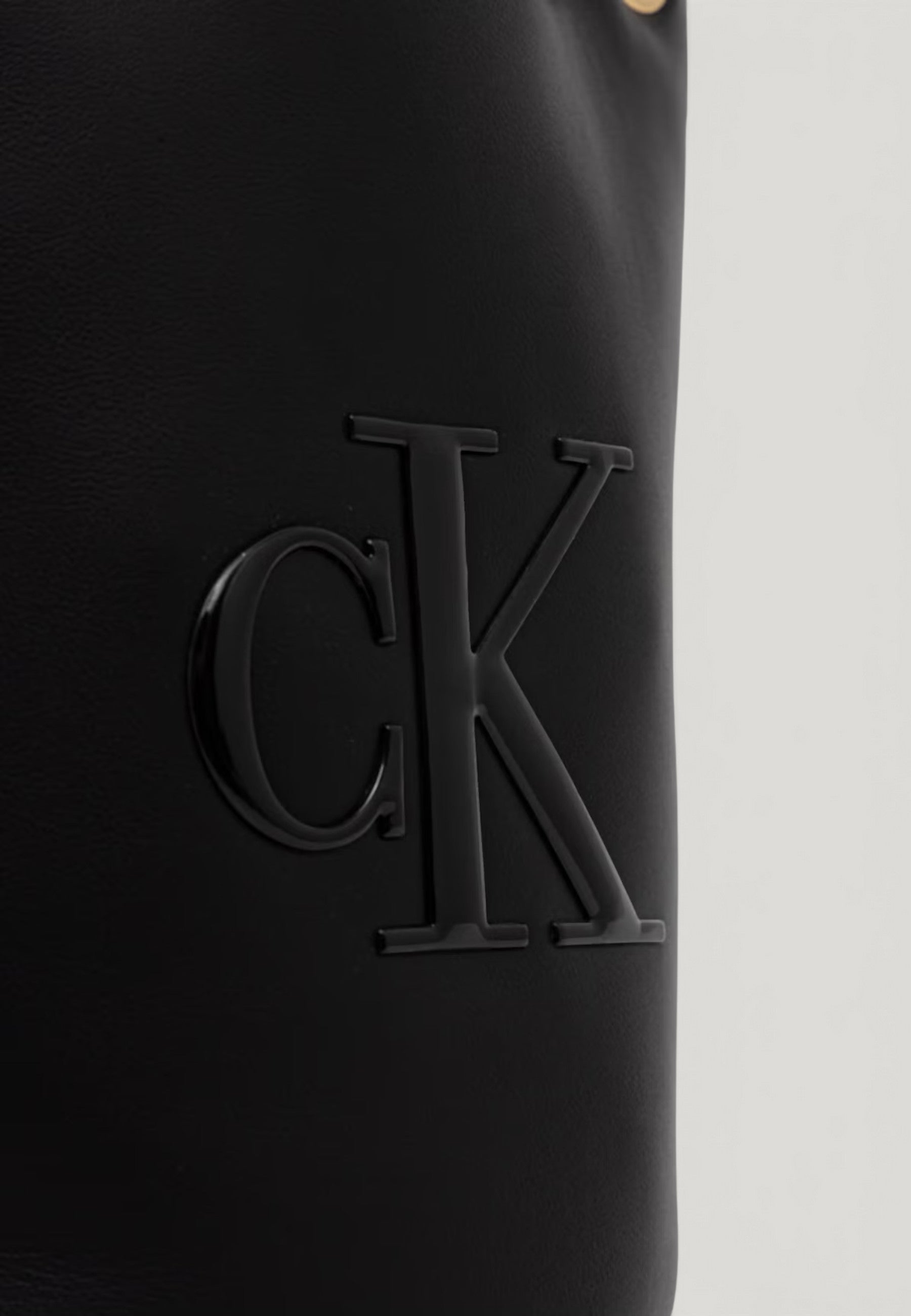 Borsa Calvin Klein BOLD CK SMALL BUCKET BAG