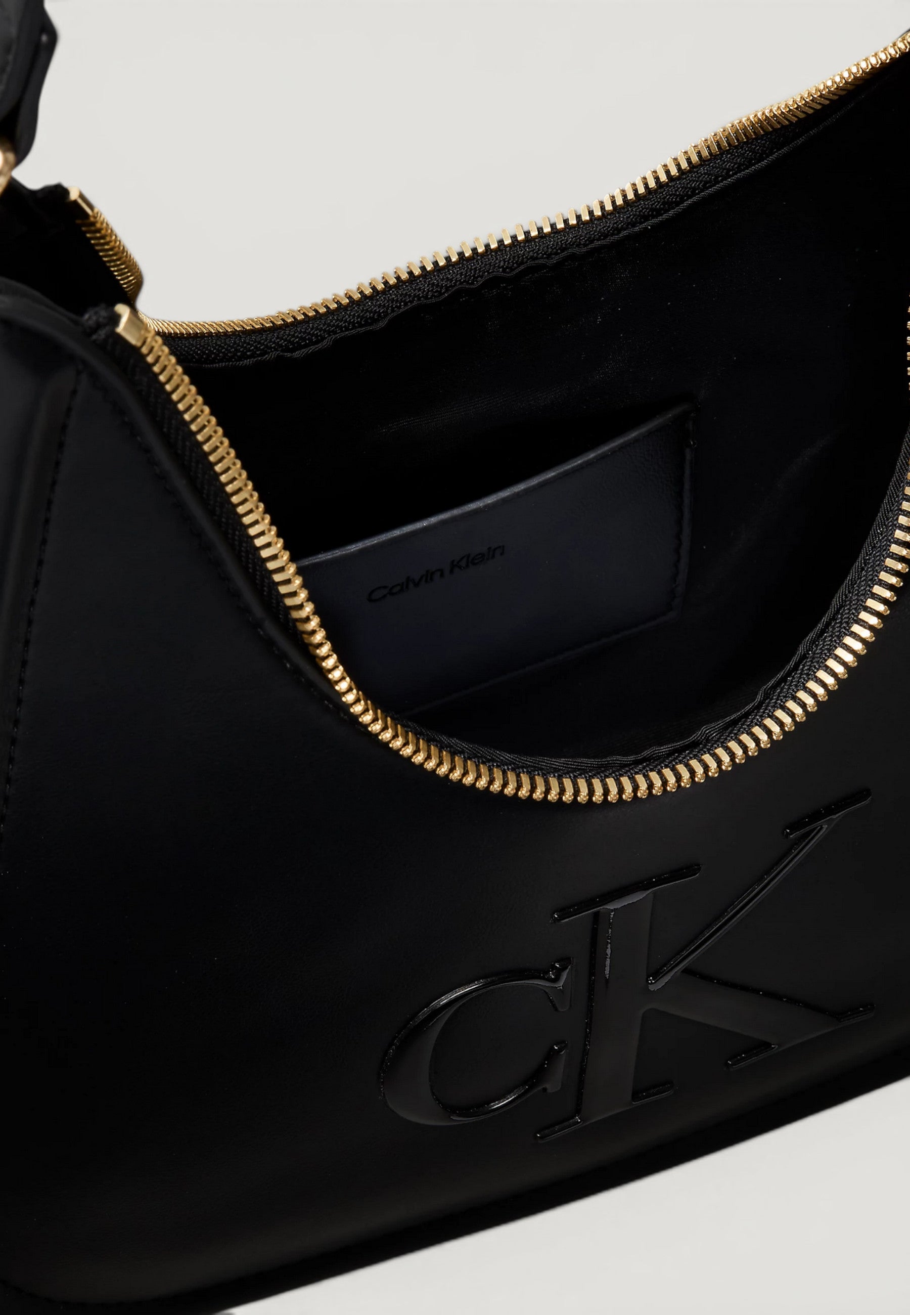Borsa Calvin Klein BOLD CK SMALL CRESCENT BAG