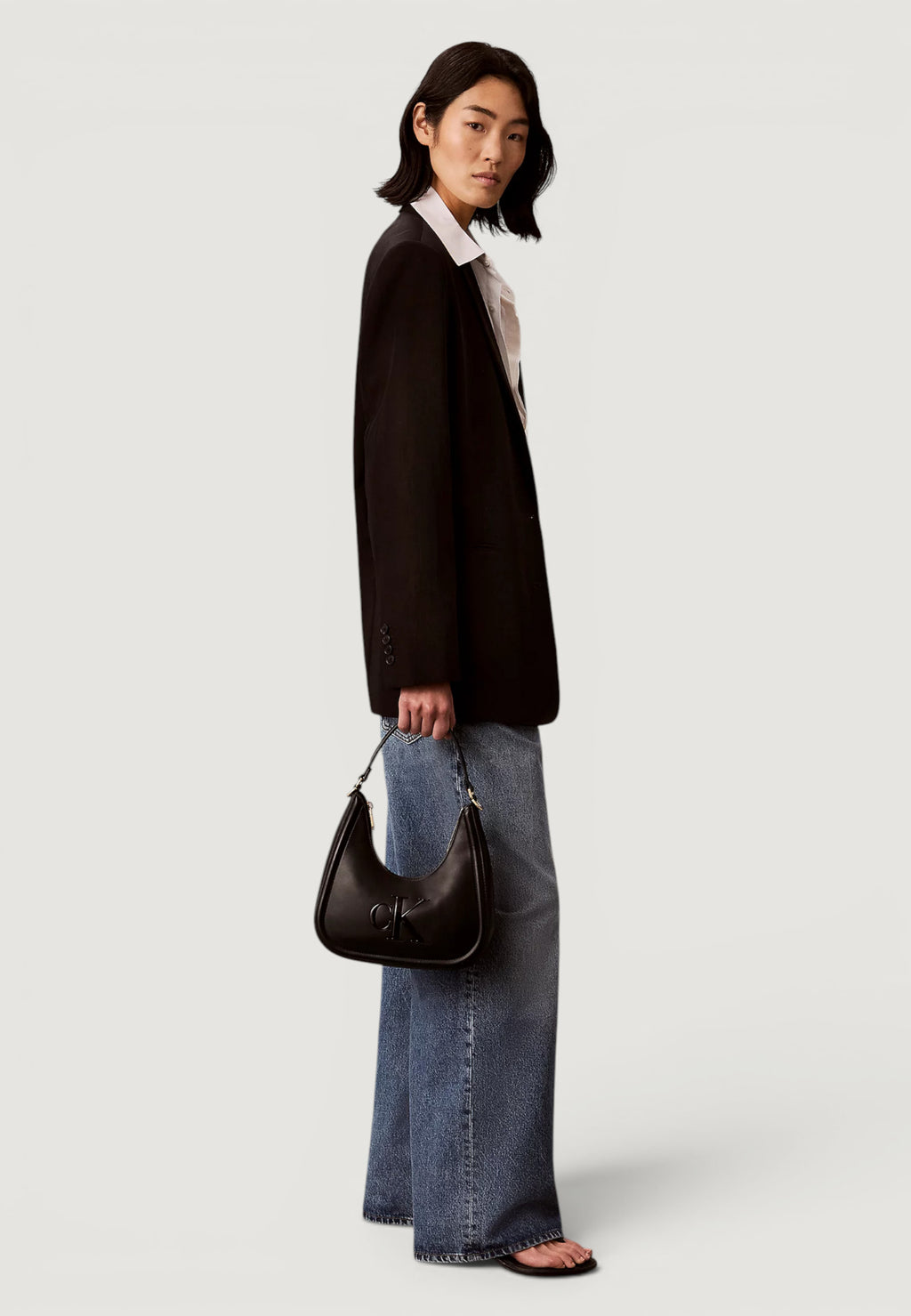 Borsa Calvin Klein BOLD CK SMALL CRESCENT BAG