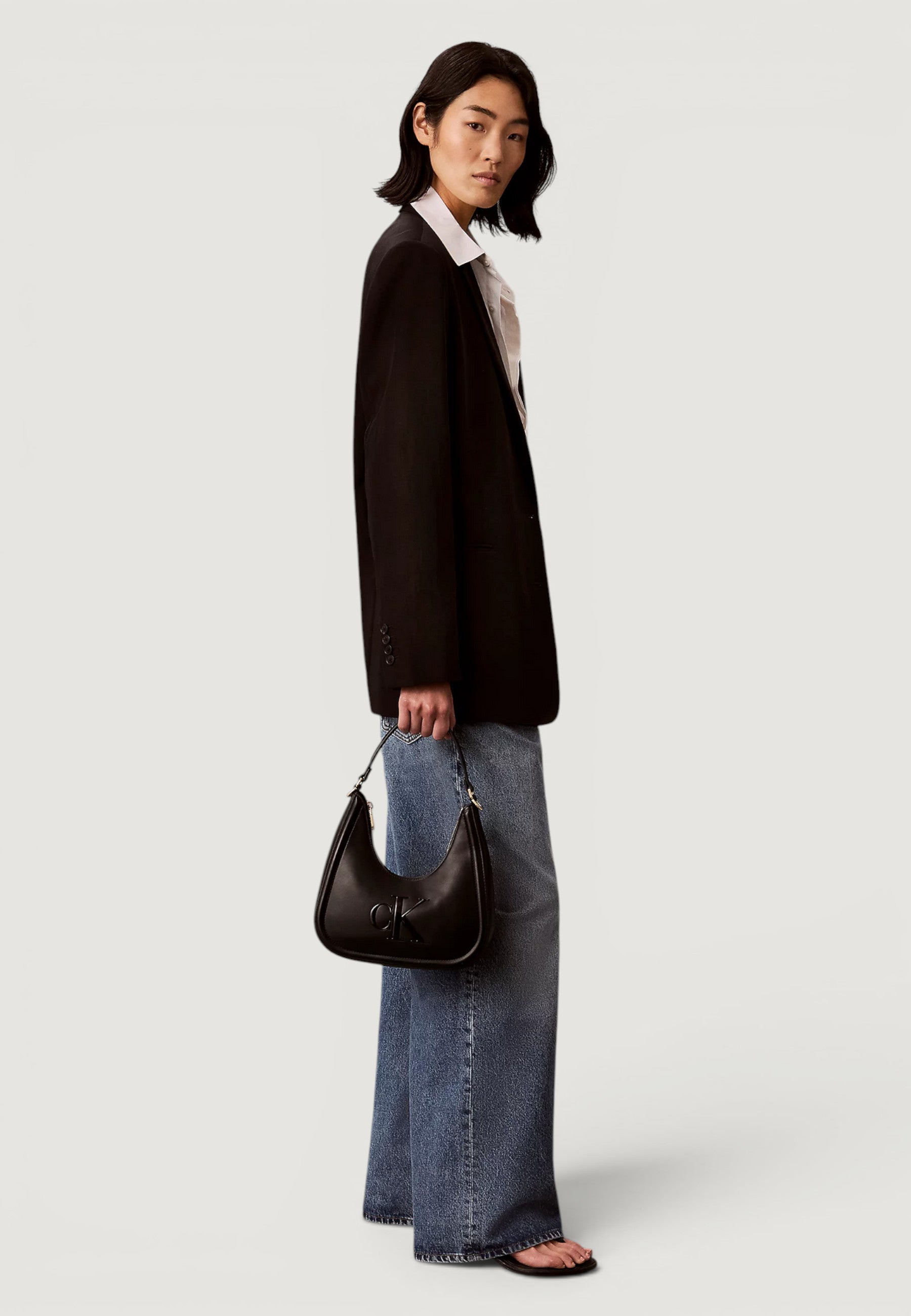 Borsa Calvin Klein BOLD CK SMALL CRESCENT BAG