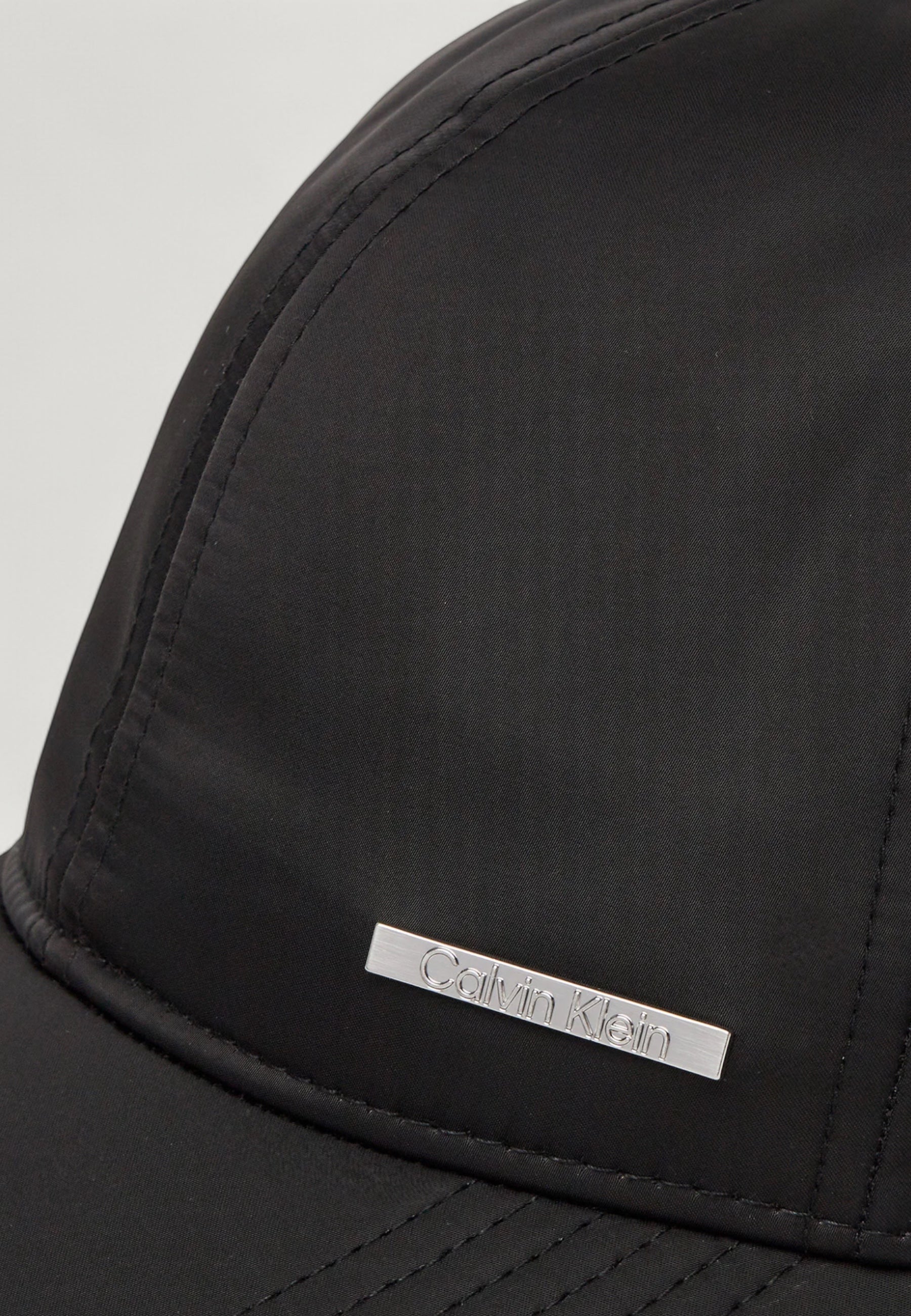 Cappello con visiera Calvin Klein CLASSIC LOGO SATIN BASEBALL CAP