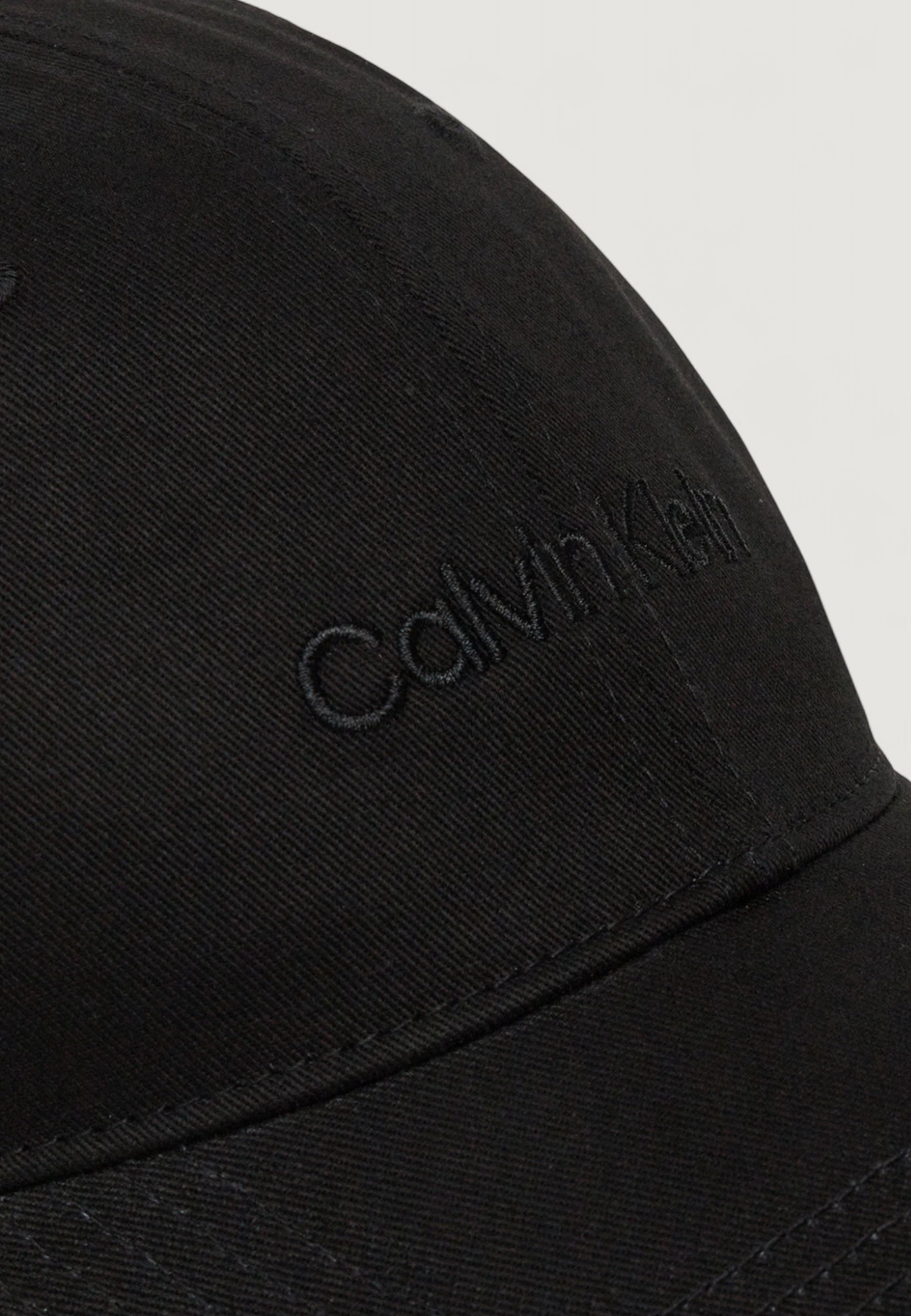 Cappello con visiera Calvin Klein LOGO EMBROIDERY BASEBALL CAP