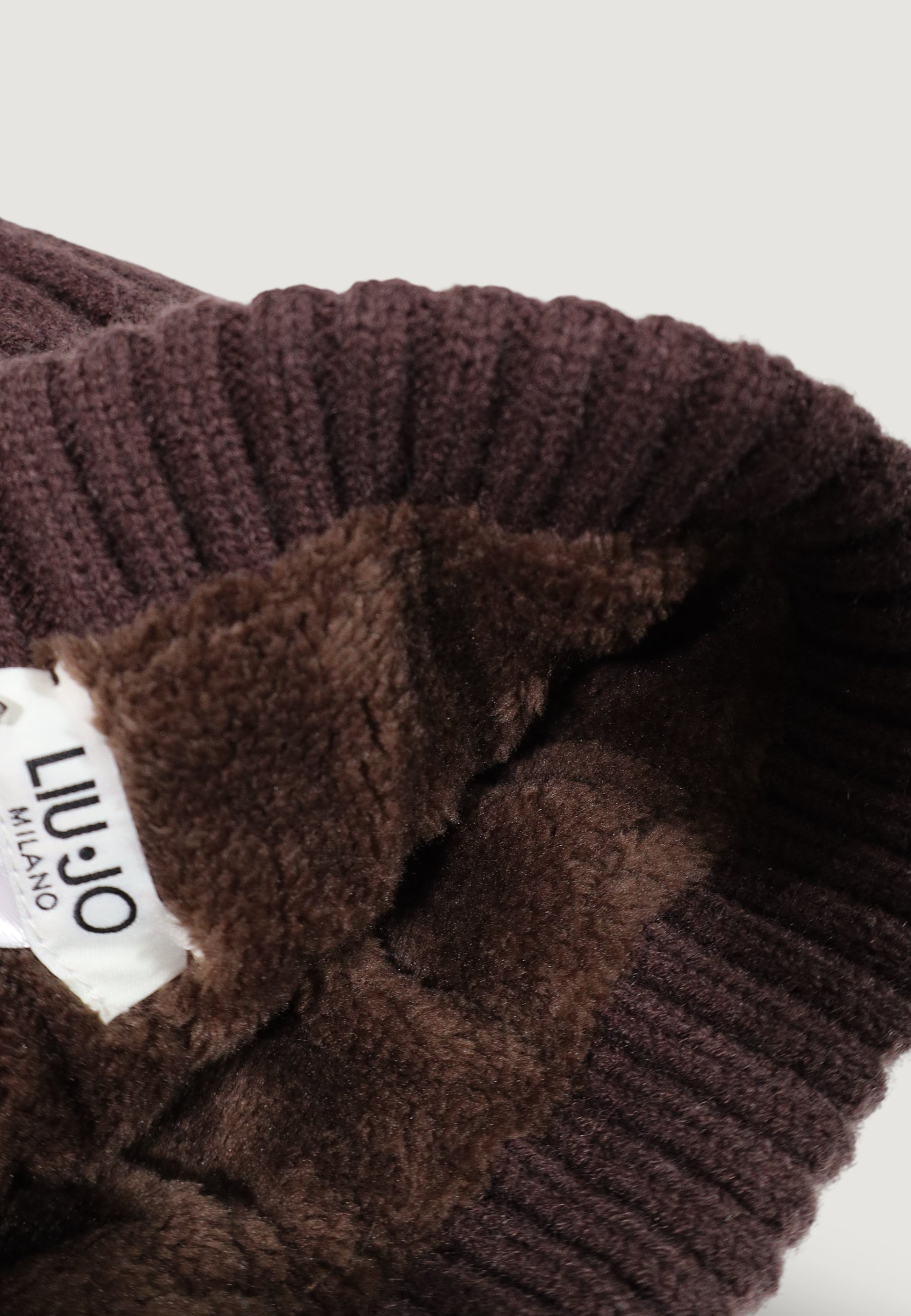  Liu-Jo HAT