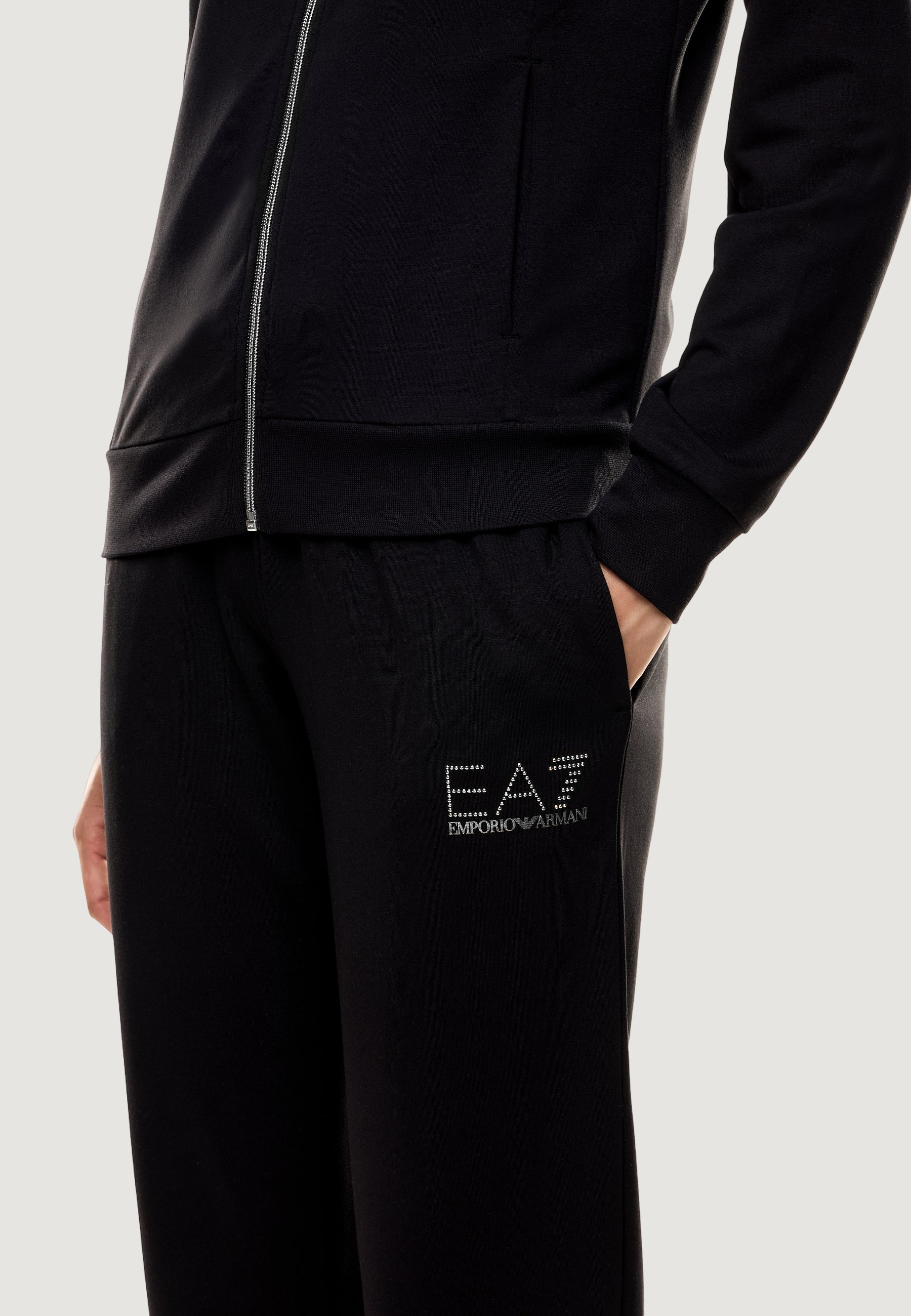  EA7 8NTV51 TJ9RZ