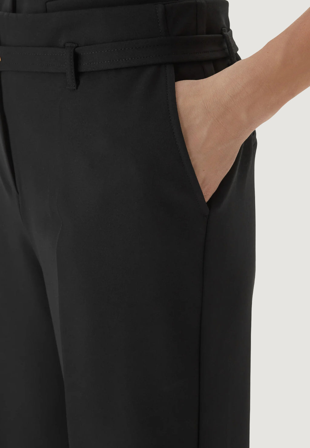 Pantaloni a palazzo Guess STRUCTURED CREPE G-BELT PANTS