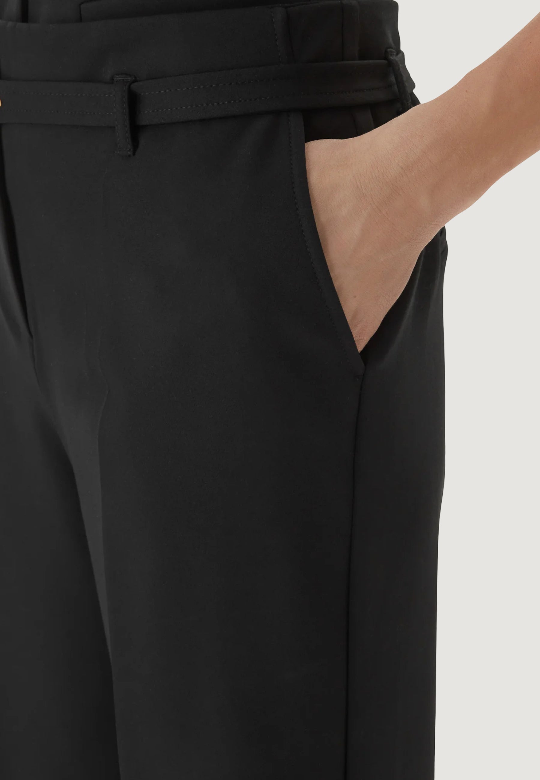 Pantaloni a palazzo Guess STRUCTURED CREPE G-BELT PANTS