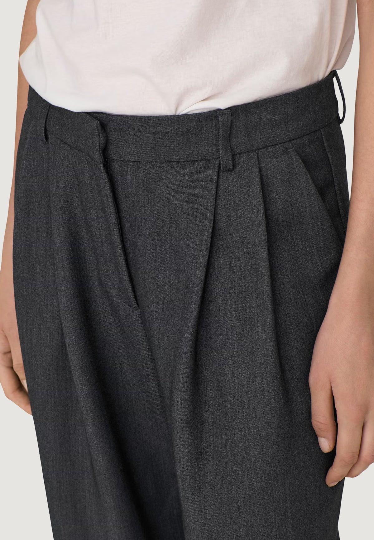 Pantaloni a palazzo Only ONLHATTIE HW PLEAT MEL STR PANT TLR NOOS