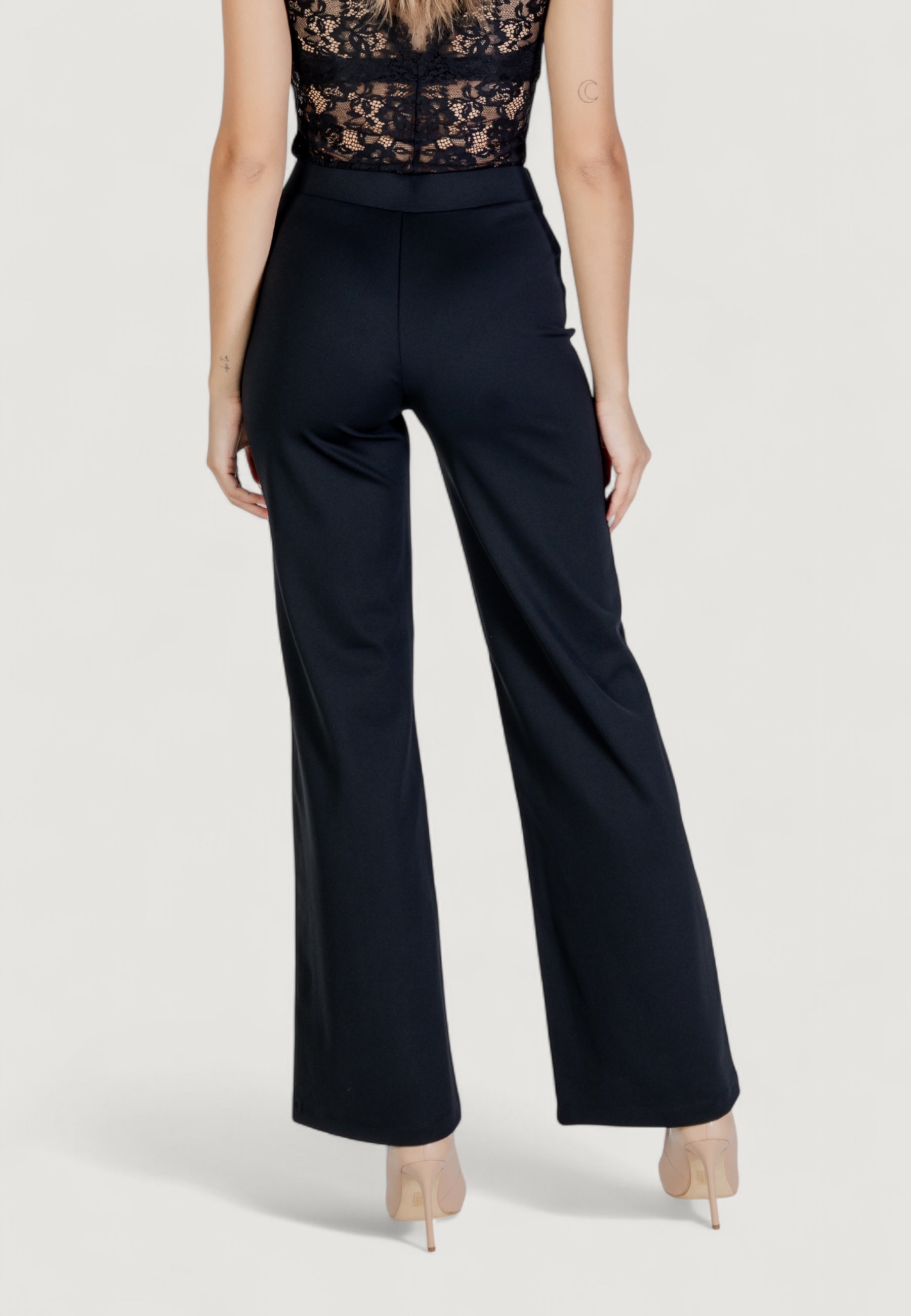 Pantaloni bootcut Guess Active CARLA FLARE PANTS