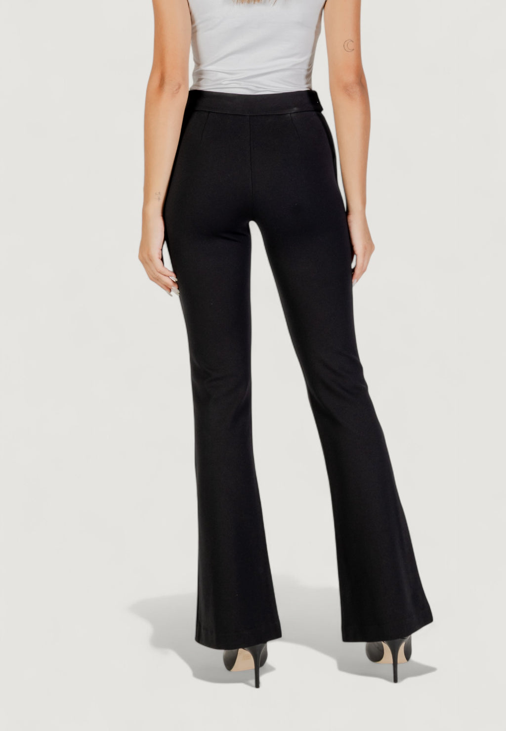 Pantaloni bootcut Guess MAELICE BUTTONS FLARE PANT