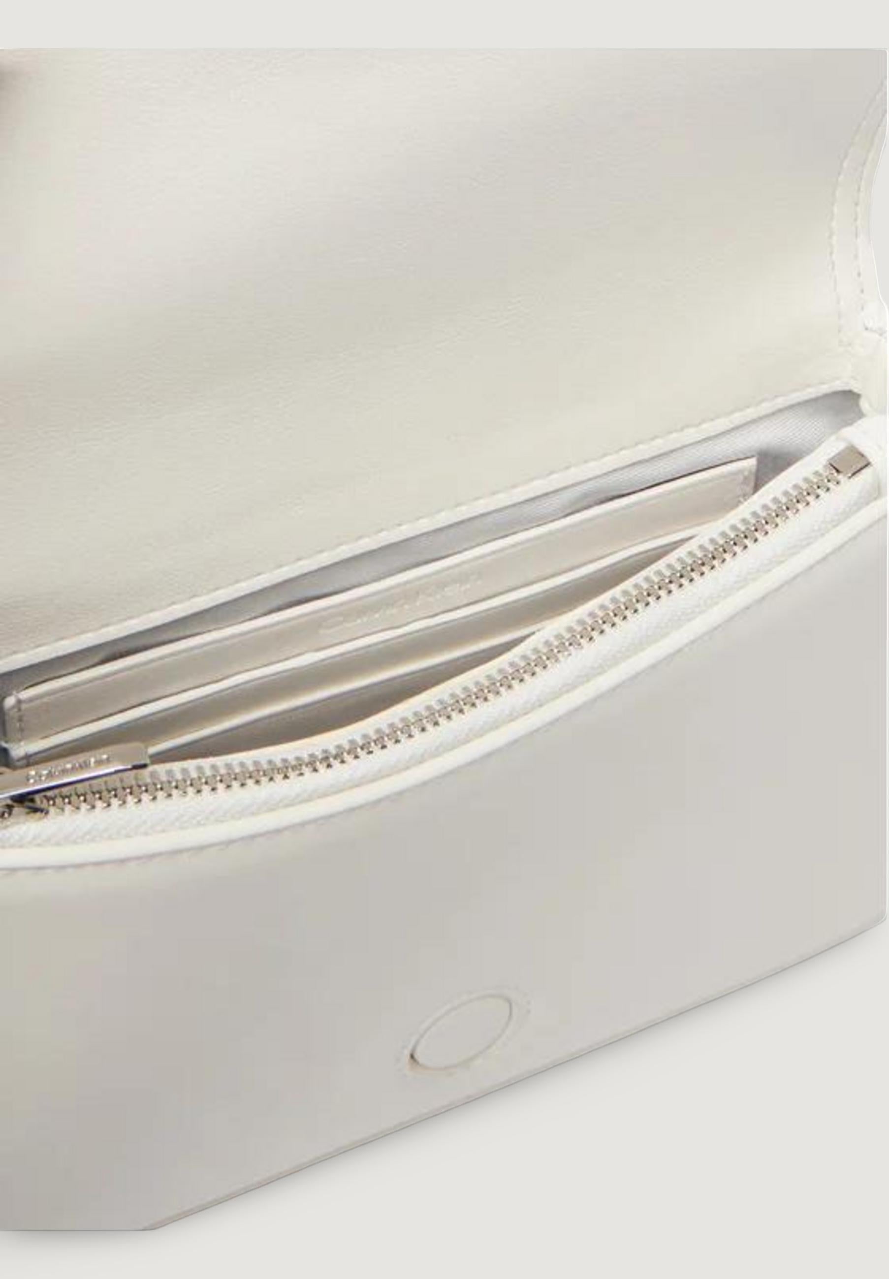 Pochette Calvin Klein CK CURVED  ON CHAIN