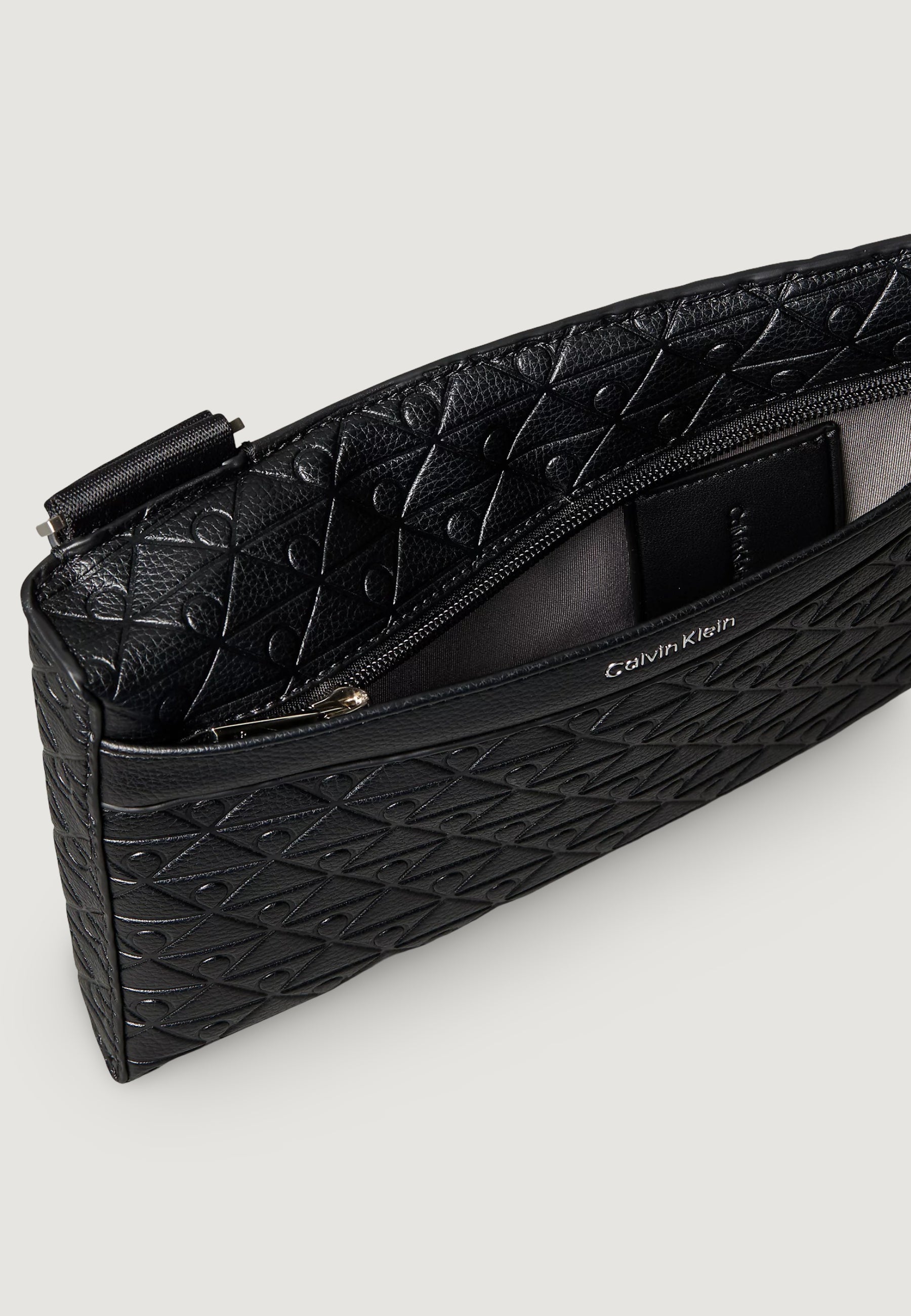 Pochette e beauty Calvin Klein EMBLEM AOP EMBOSS SQUARE SLING