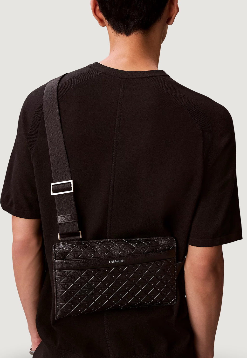 Pochette e beauty Calvin Klein EMBLEM AOP EMBOSS SQUARE SLING