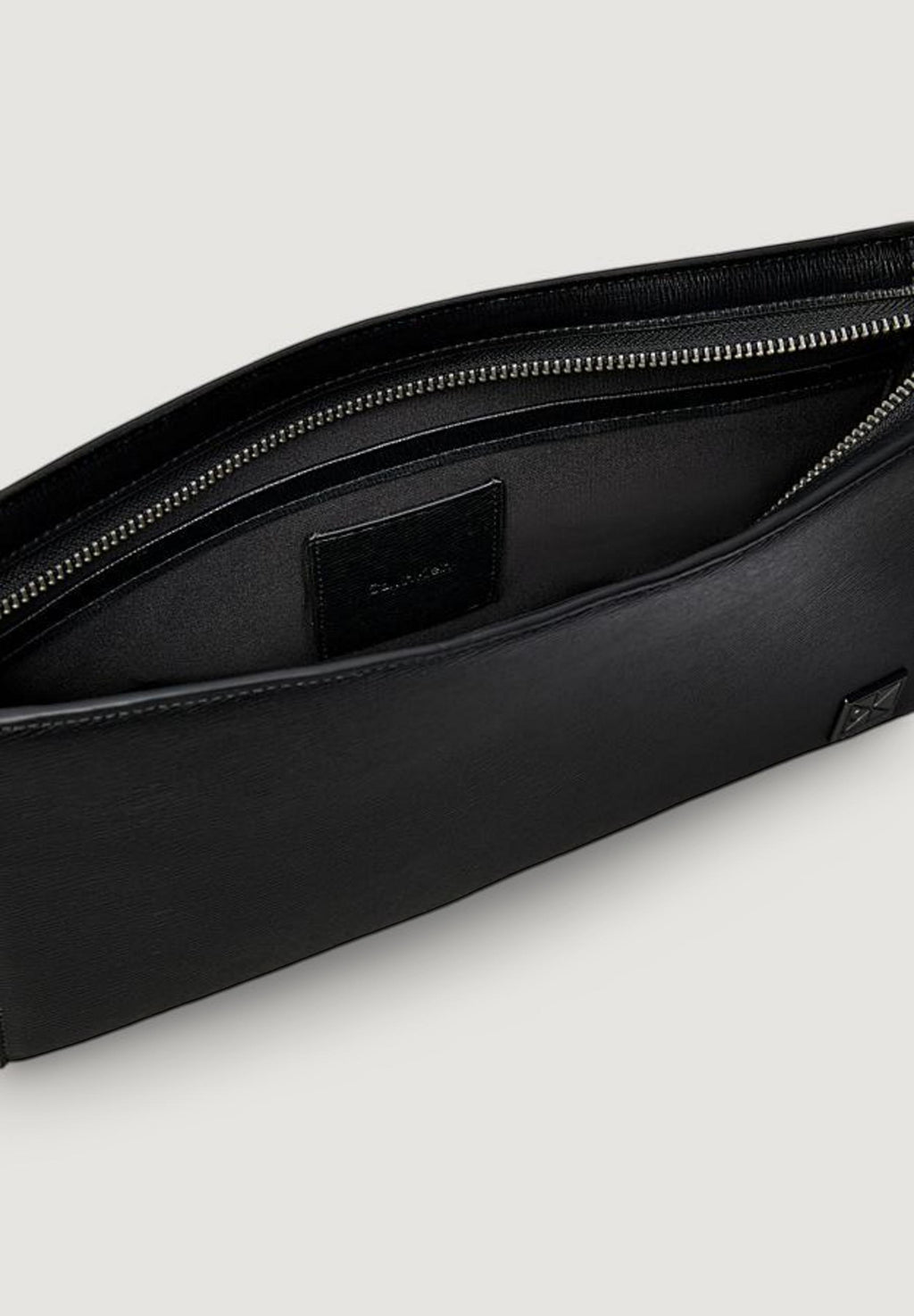 Pochette Calvin Klein EMBLEM HW POUCH WITH HANDLE