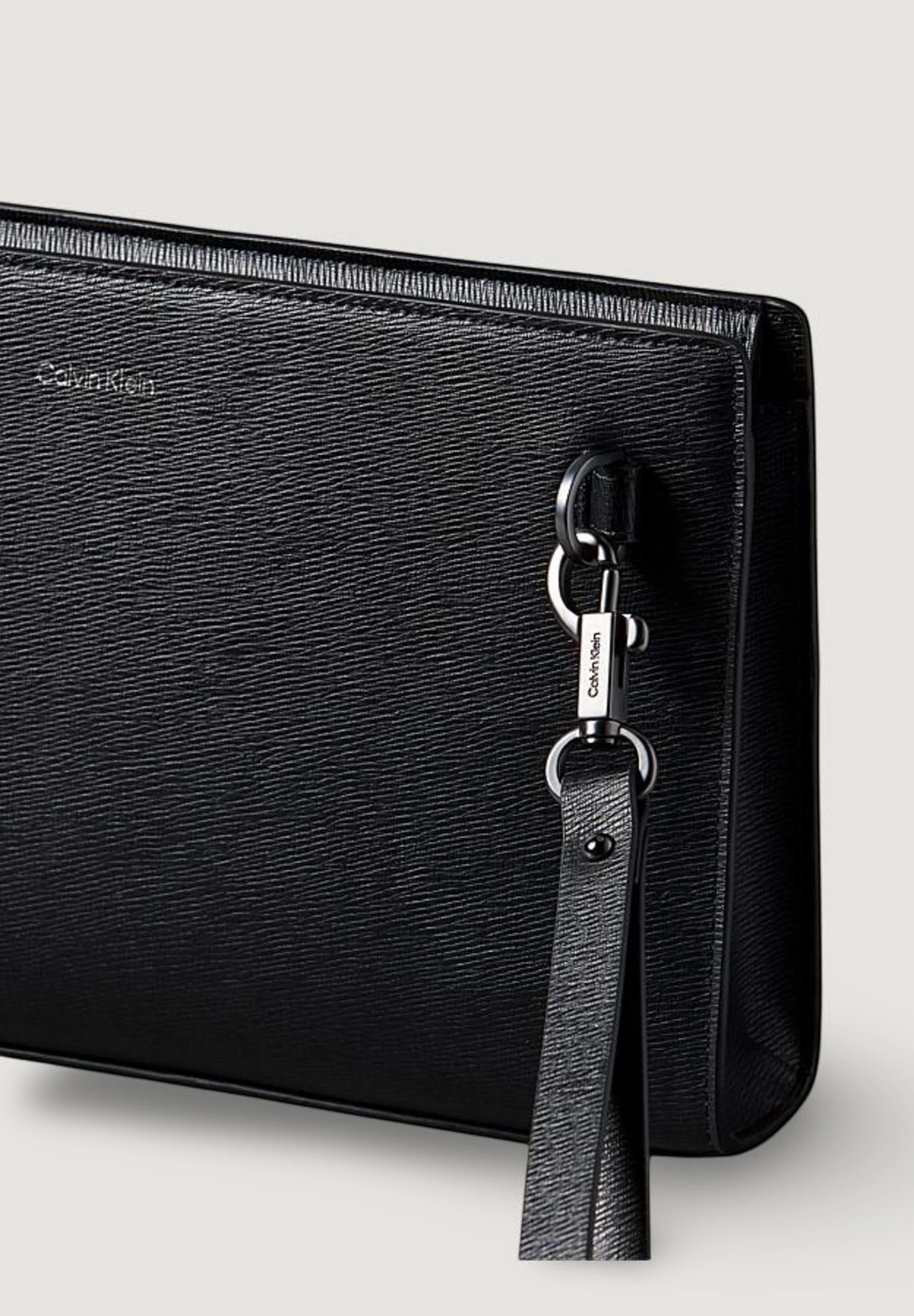 Pochette Calvin Klein EMBLEM HW POUCH WITH HANDLE