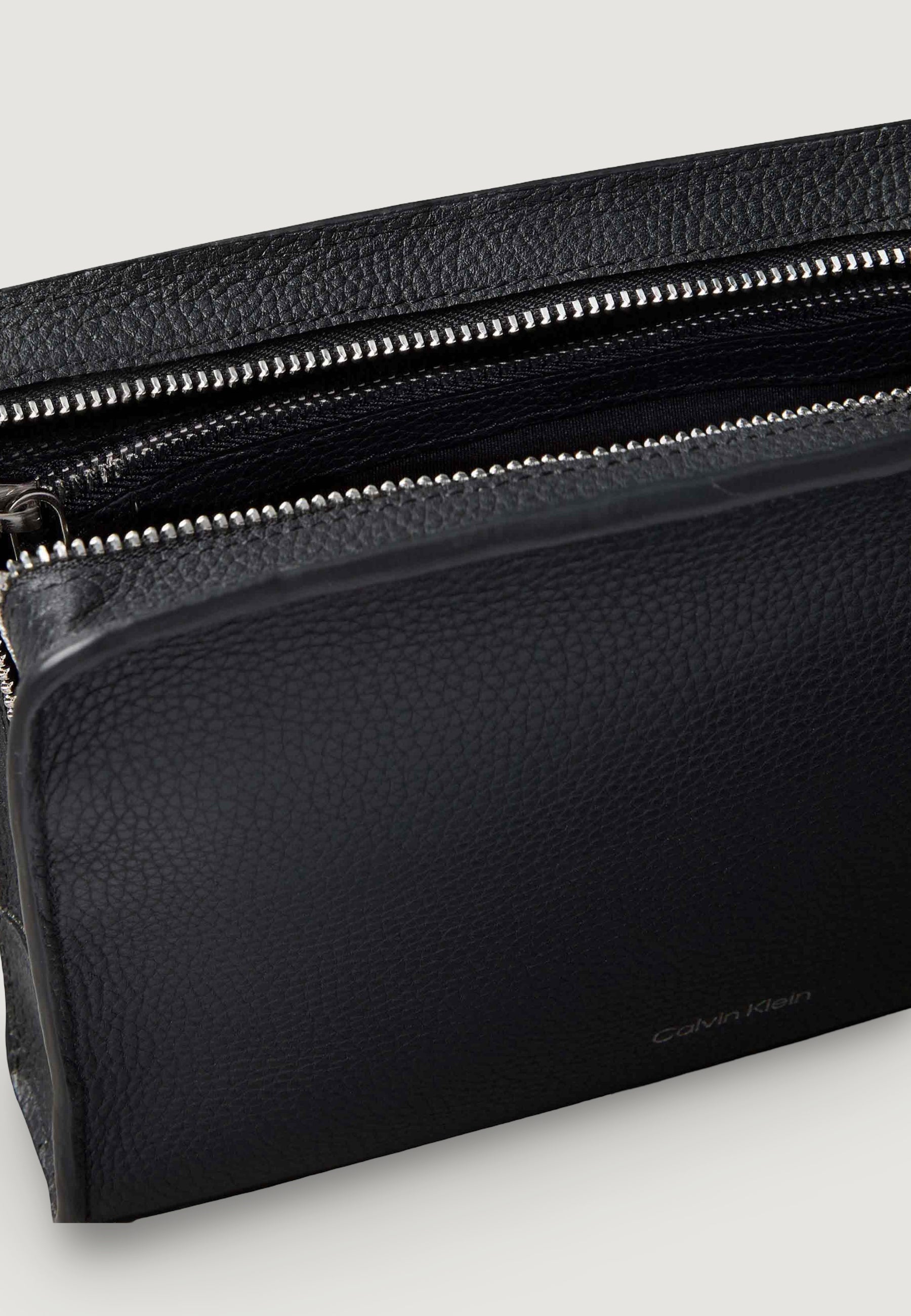 Pochette e beauty Calvin Klein FOIL EMBOSS SMALL WASHBAG