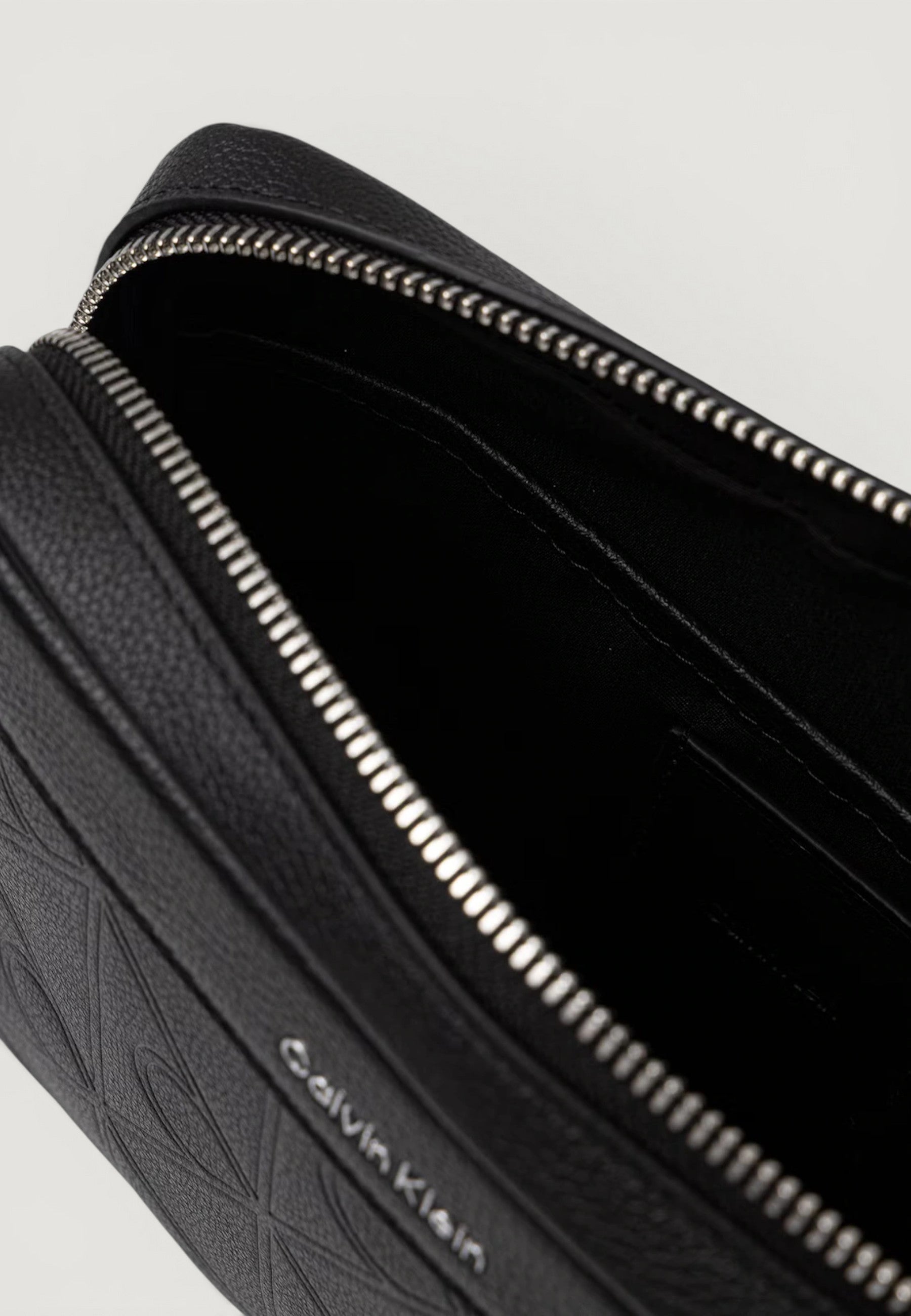 Pochette Calvin Klein XL EMBLEM AOP EMBO?SS POUCH W/ H