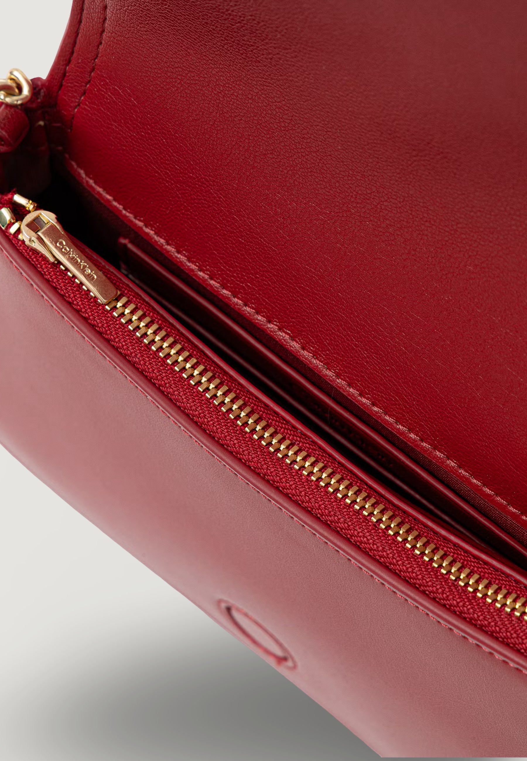 Pochette Calvin Klein CK CURVED  ON CHAIN