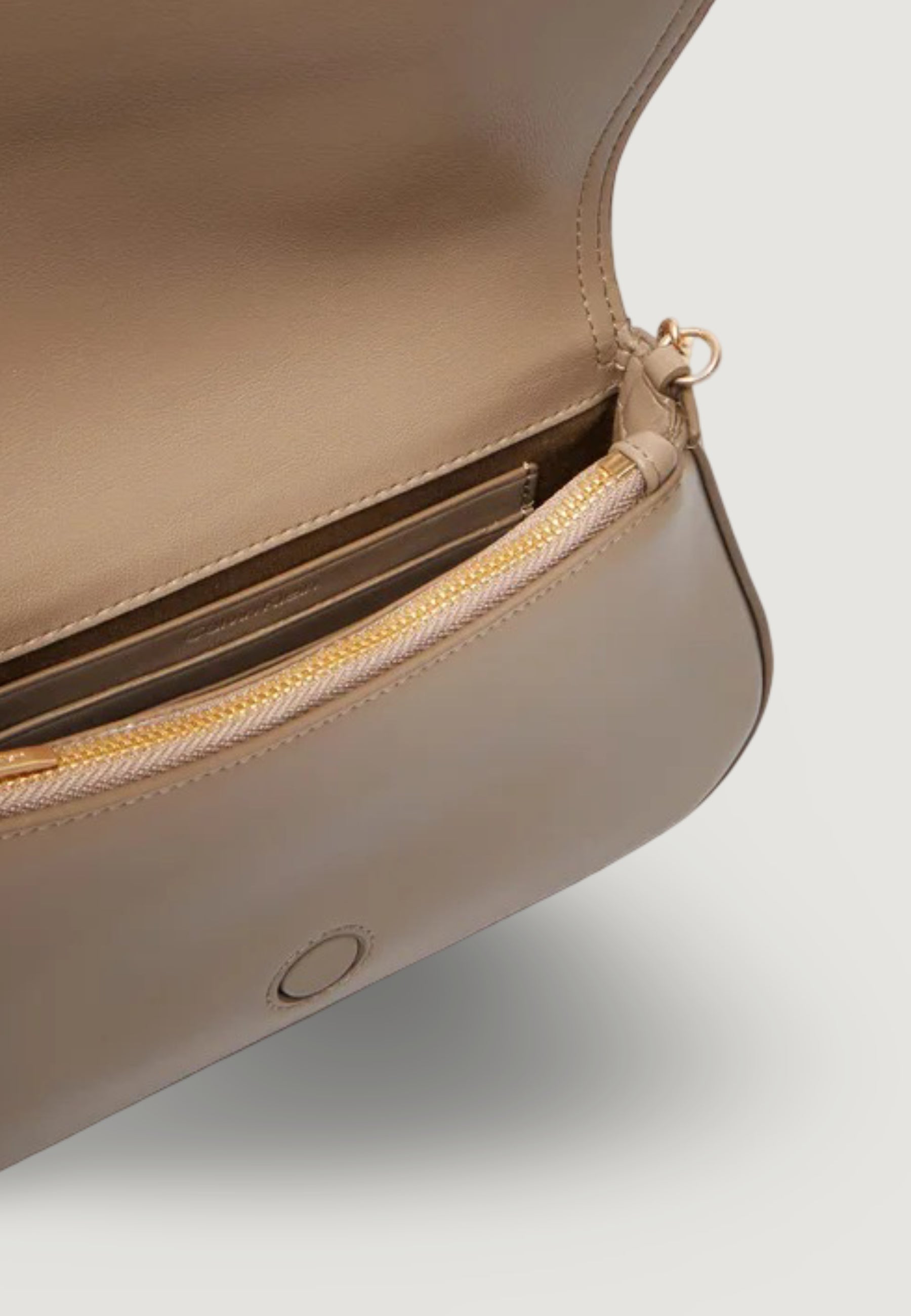 Pochette Calvin Klein CK CURVED  ON CHAIN