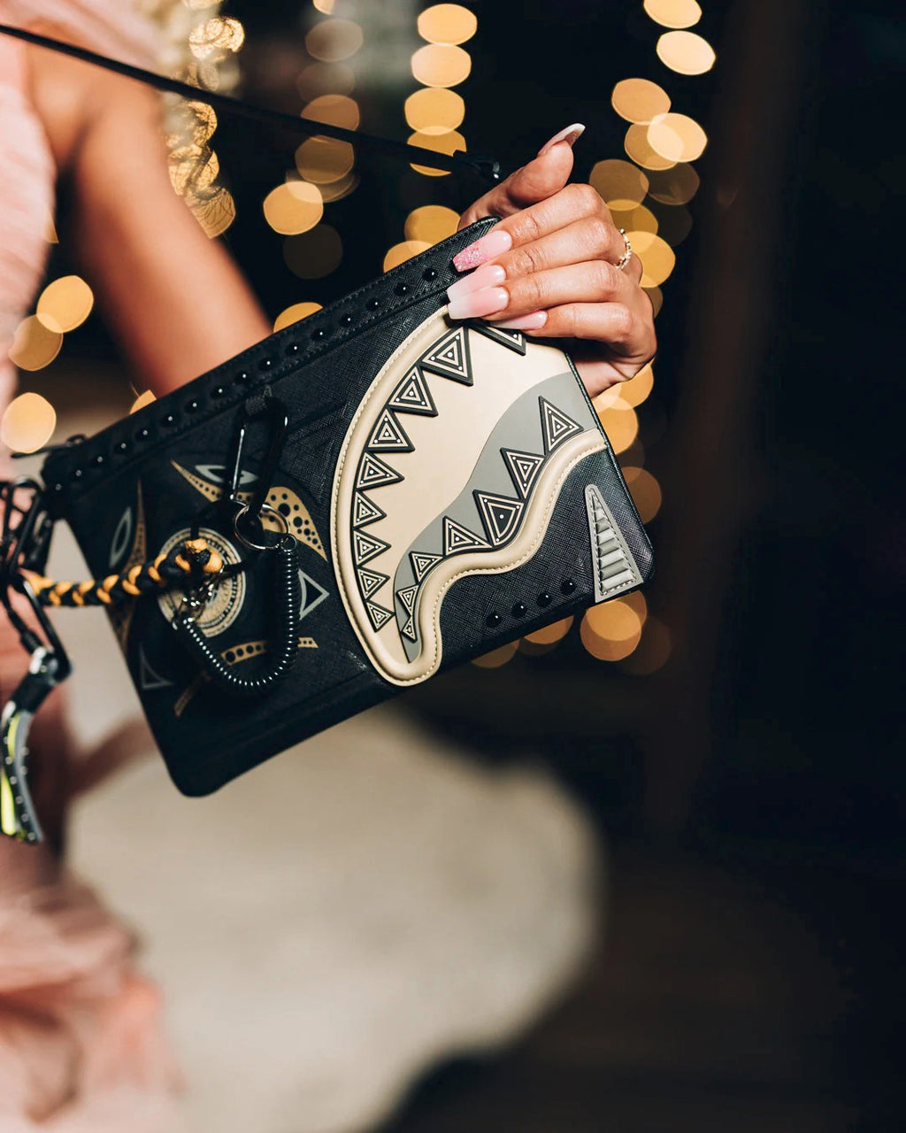 Pochette Sprayground AI WONDERLAND GOLD AND BLACK CROSSOVER CLUTCH