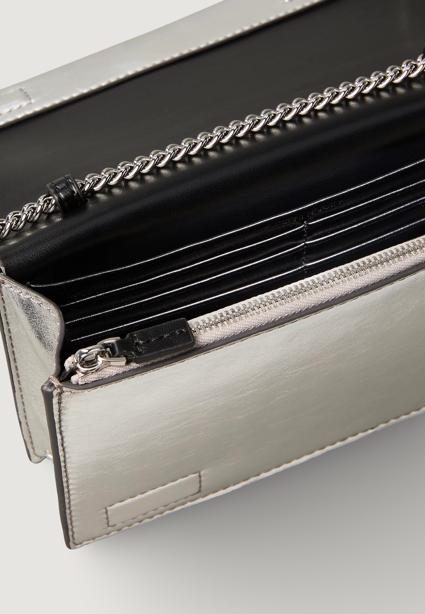 Portafoglio grande Calvin Klein CK METALLIC WALLET ON CHAIN