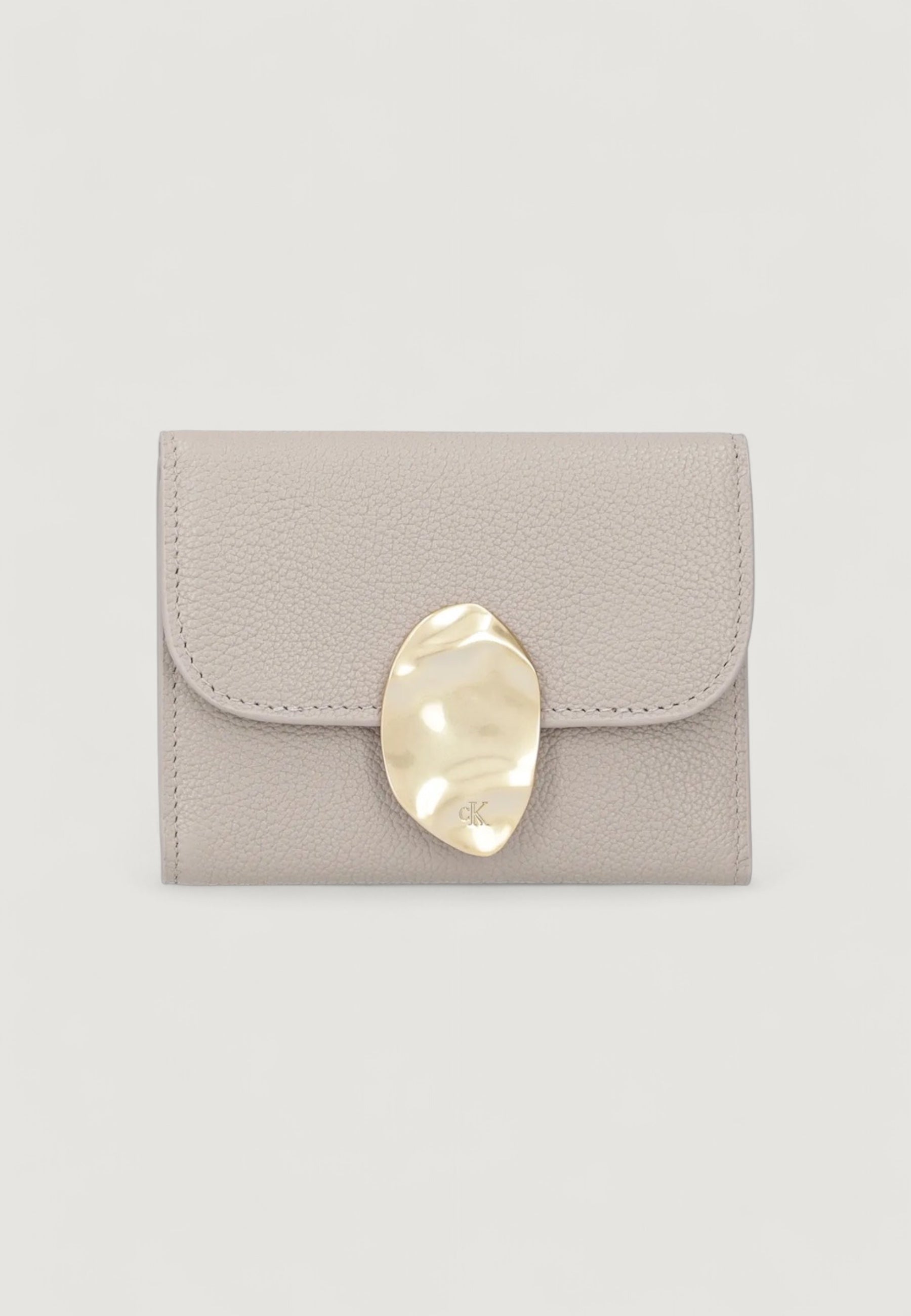 Portafoglio piccolo Calvin Klein STONE LOCK SLOUCHY LTHR TRIFOLD