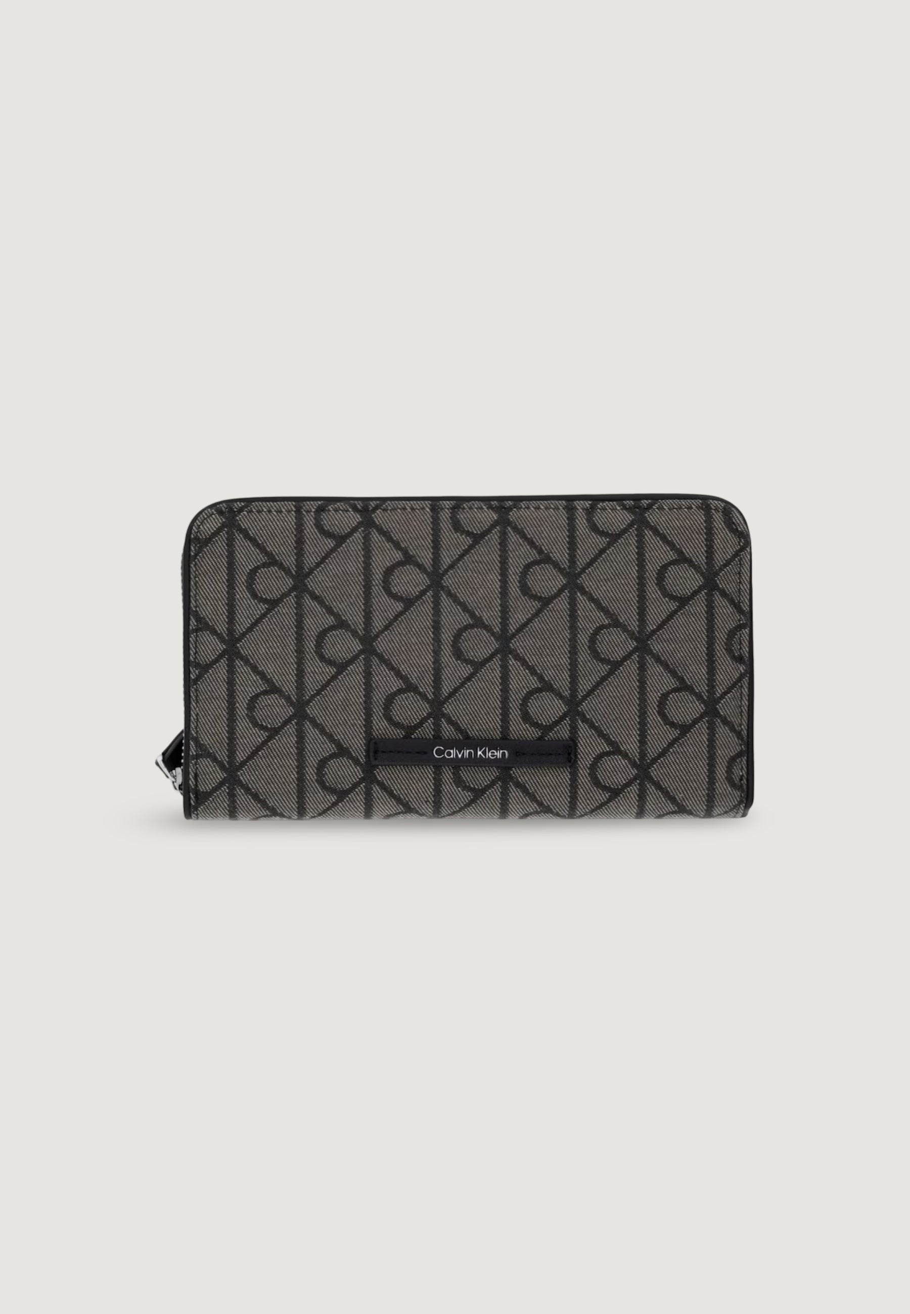 Portafoglio grande Calvin Klein EMBLEM AOP JCQRD PASSPORT WALLET