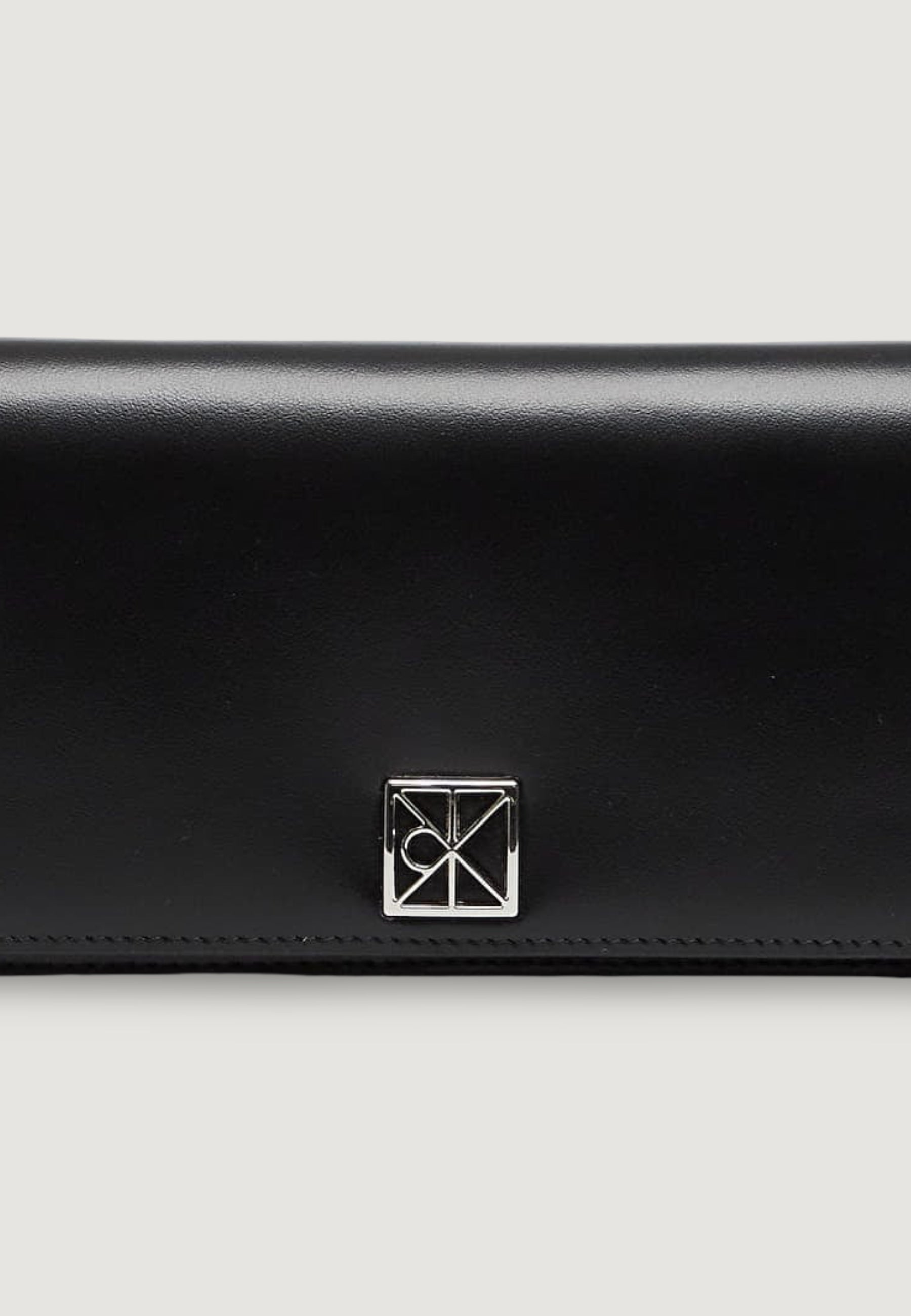Portafoglio grande Calvin Klein EMBLEM HW PEBBLE LONG BIFOLD