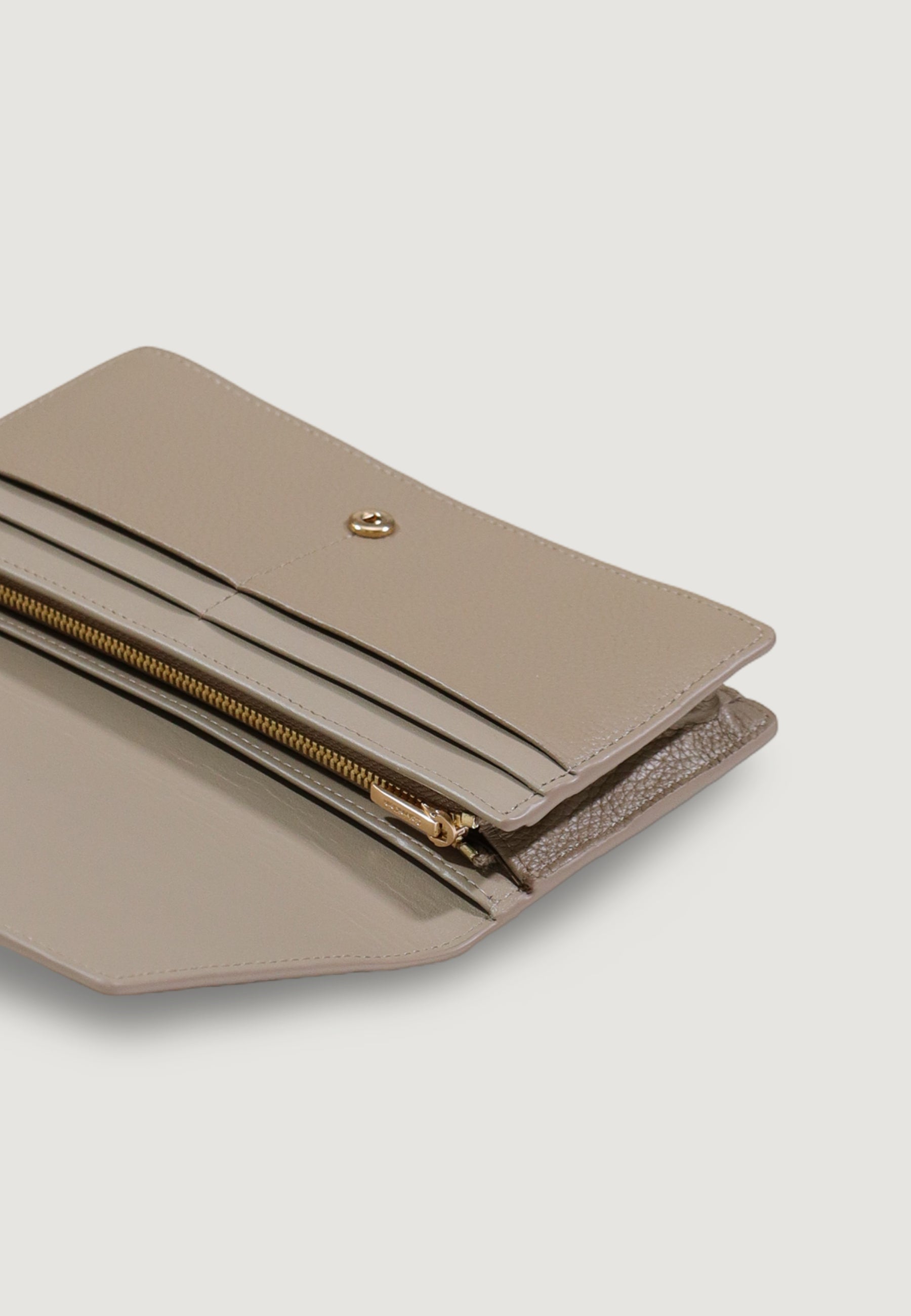 Portafoglio grande Calvin Klein EMBLEM HW PEBBLE LONG BIFOLD