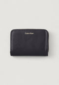 Portafoglio medio Calvin Klein CK PULLER MEDIUM FLAP ZIP AROUND