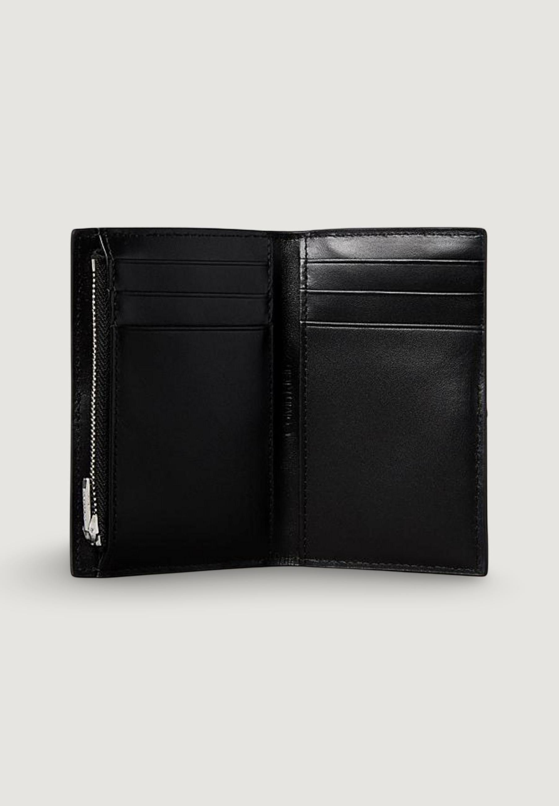 Portafoglio medio Calvin Klein EMBLEM HW PEBBLE  ON STRAP