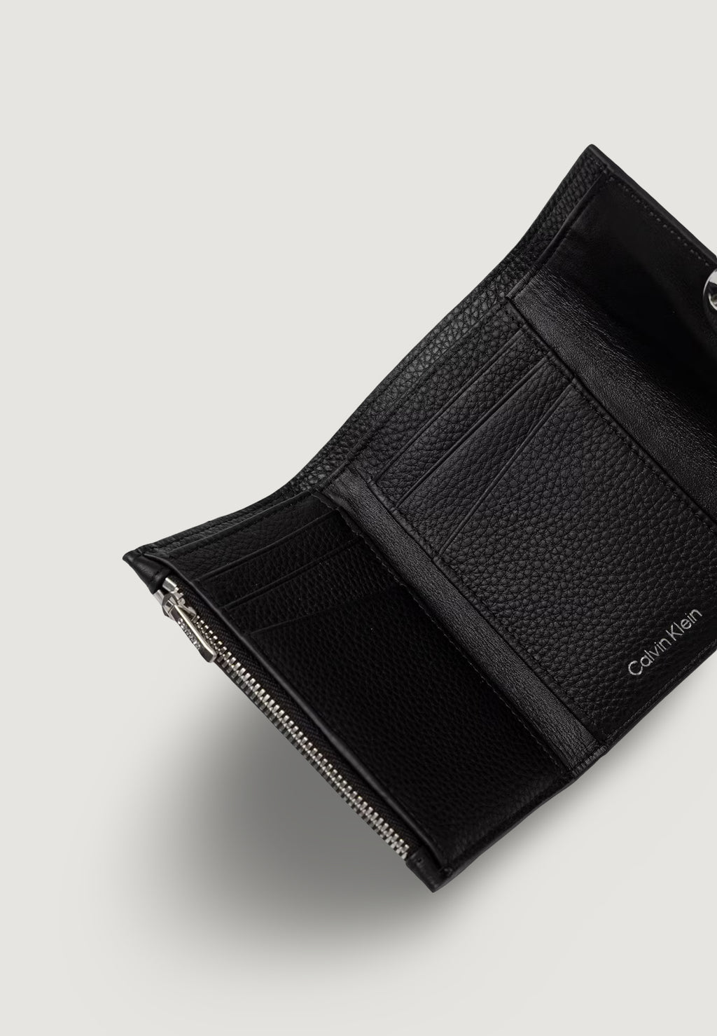 Medium wallet Calvin Klein ROUND HW PEBBLE TRIFOLD