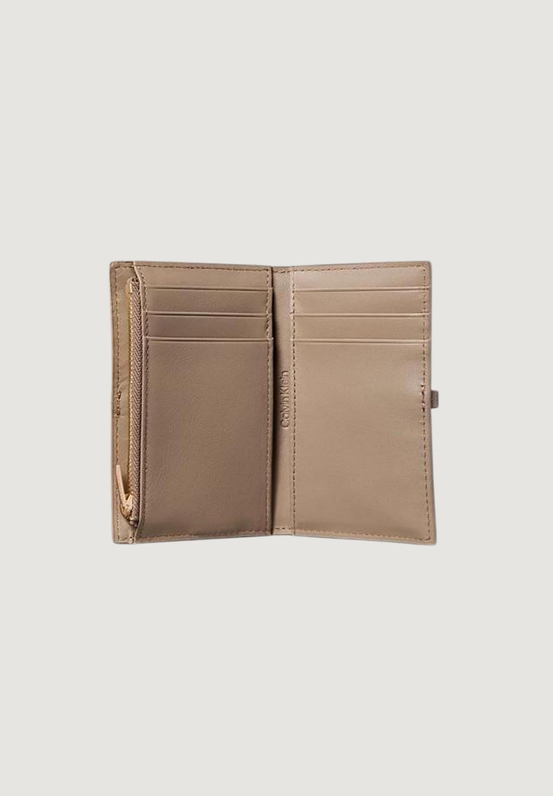 Portafoglio medio Calvin Klein EMBLEM HW PEBBLE  ON STRAP