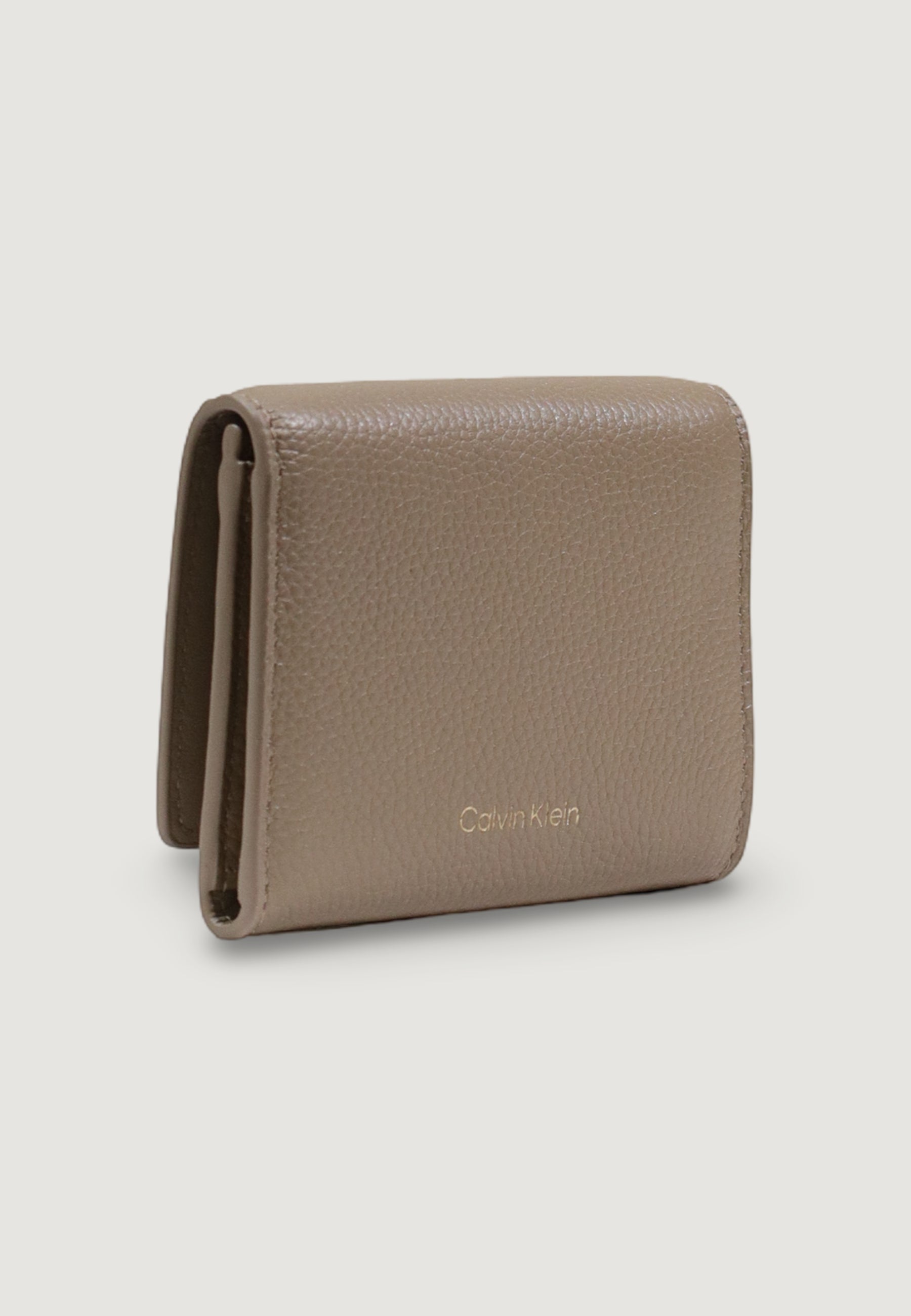 Portafoglio piccolo Calvin Klein EMBLEM HW PEBBLE TRIFOLD W/ZIP