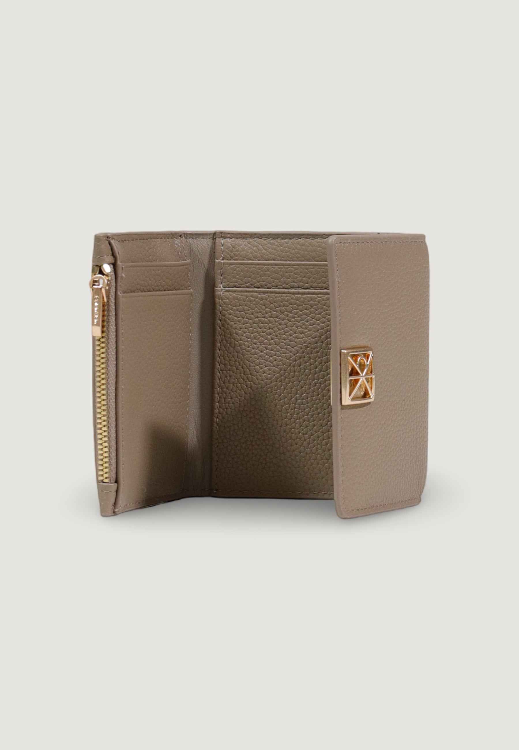 Portafoglio piccolo Calvin Klein EMBLEM HW PEBBLE TRIFOLD W/ZIP