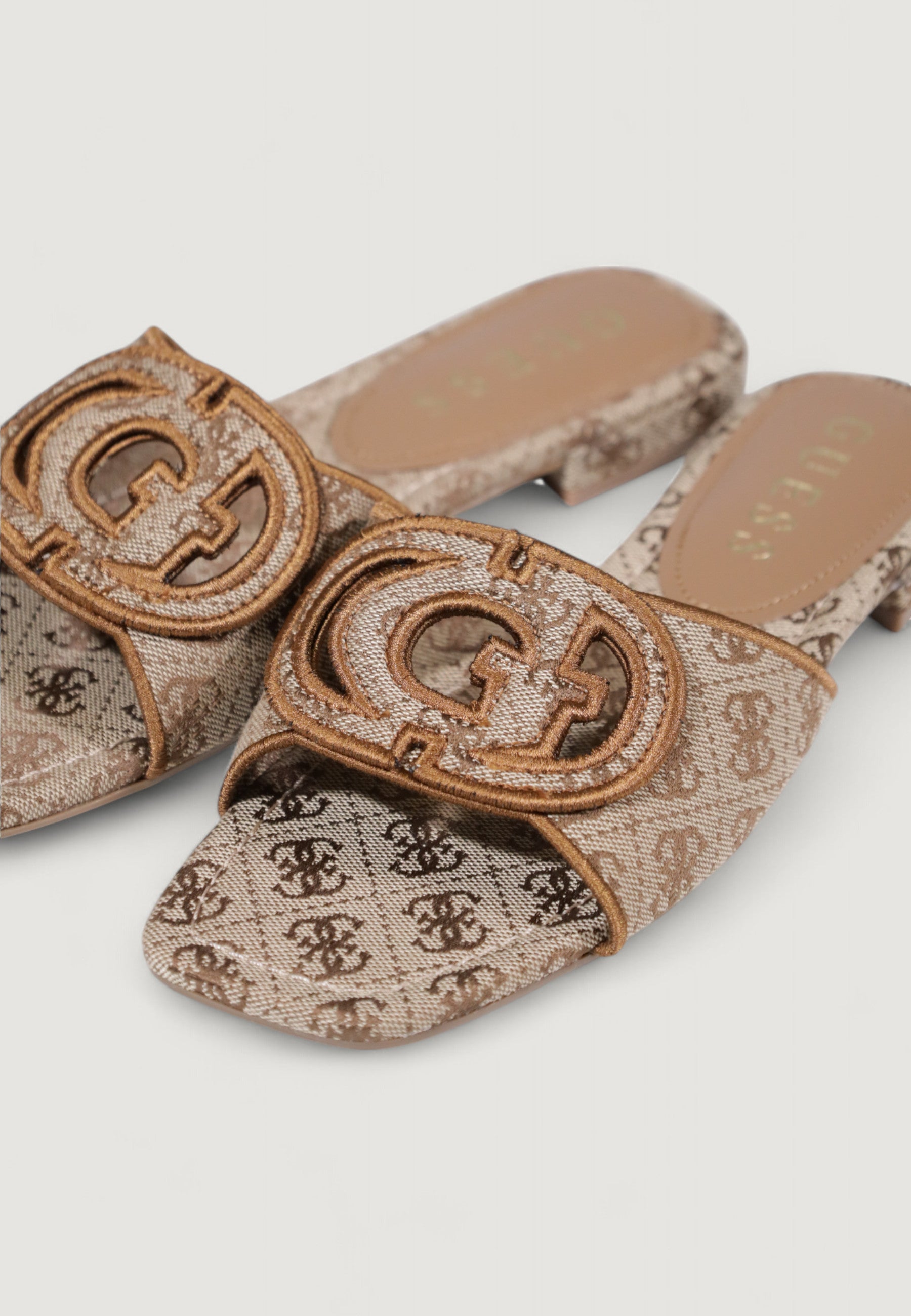 Sandals Guess TARISHAE - Imballo Originale Danneggiato - Prodotto Integro