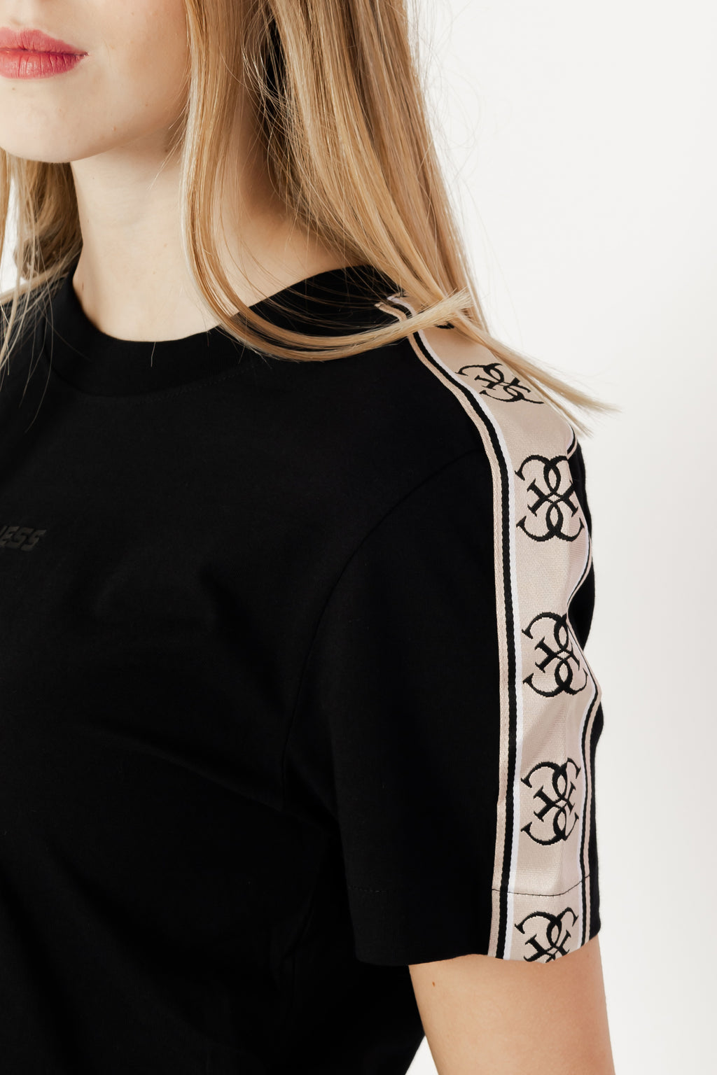 T-shirt Guess Active BRITNEY CROP TEE